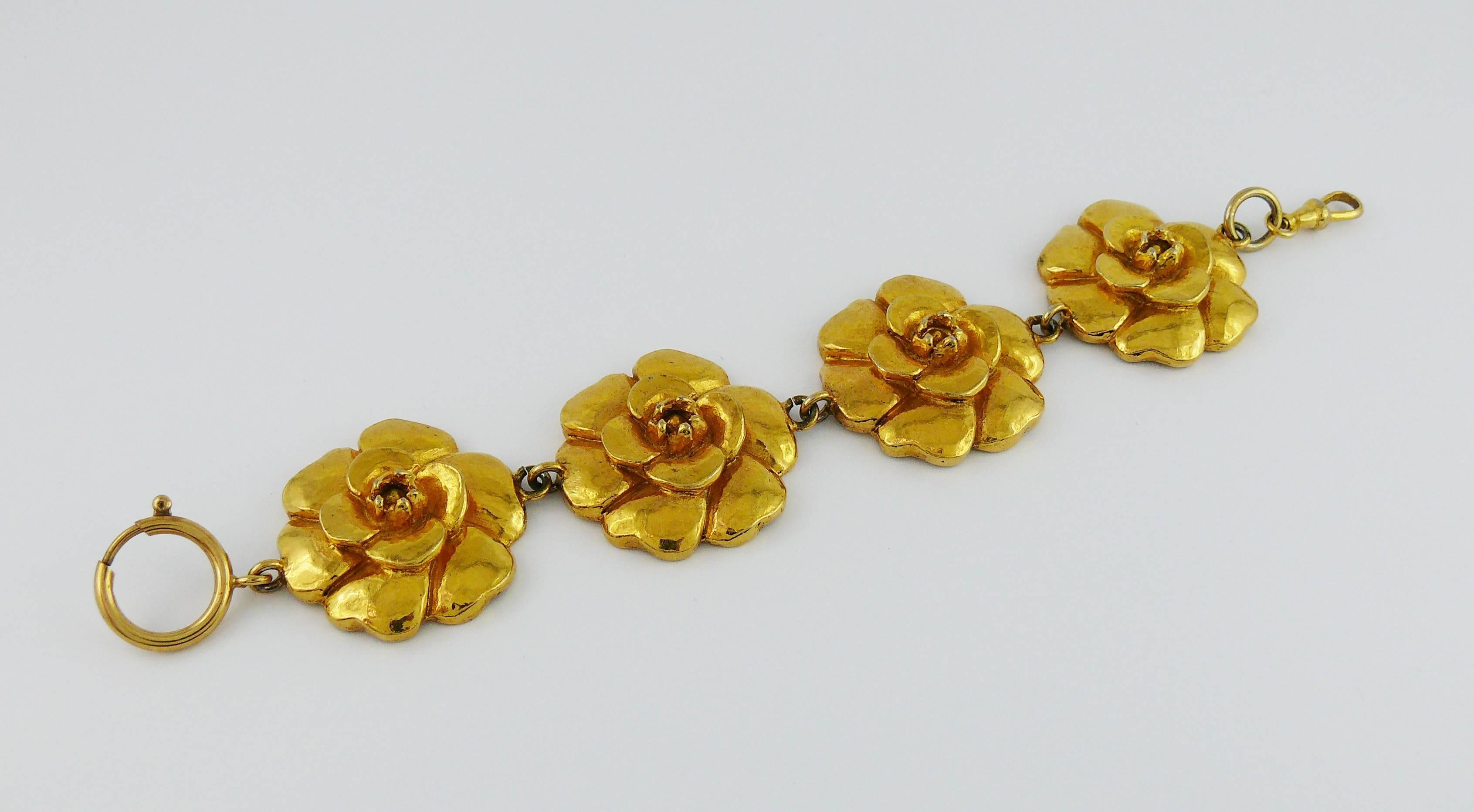 CHANEL vintage gold toned link bracelet featuring three-dimensional iconic camellia flowers.

Marked CHANEL Made in France.

Indicative measurements : length approx. 20 cm (7.87 inches) / camellia flower diameter approx. 3.4 cm (1.34