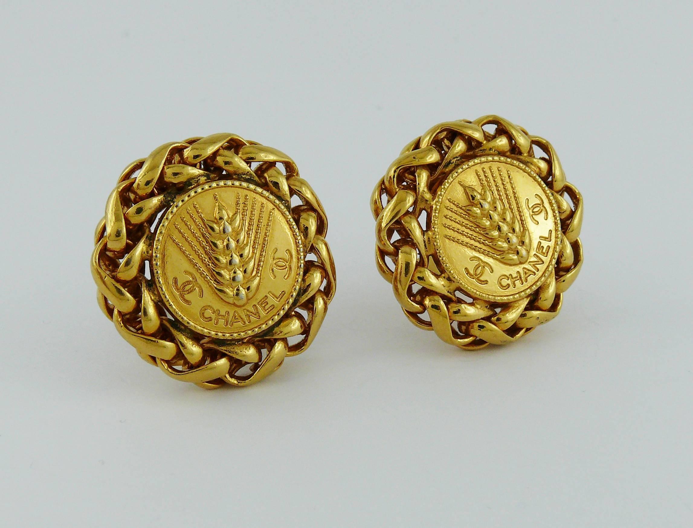 Chanel Vintage Gold Toned Iconic Wheat Clip-On Earrings In Good Condition In Nice, FR