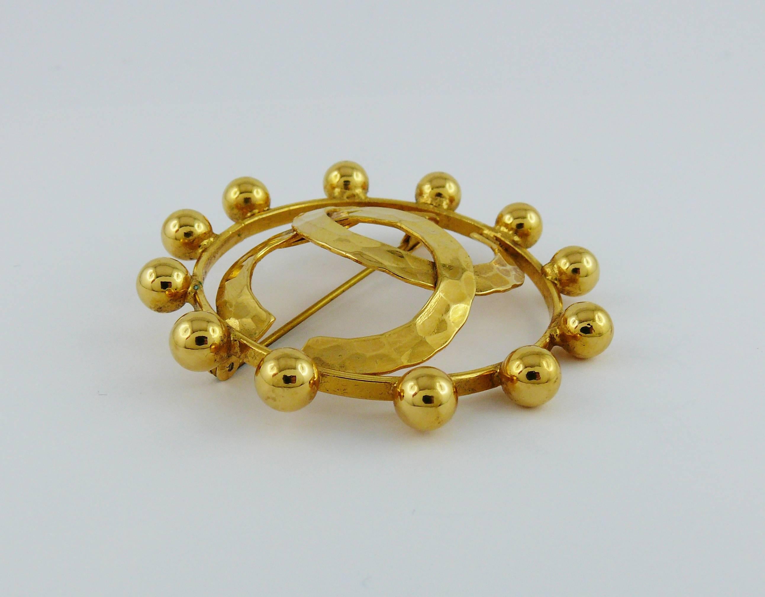 CHANEL vintage massive gold toned brooch featuring a large hammered CC monogram at center surrounded by a ring embellished with balls.

Marked CHANEL 2 5 Made in France.
Collection year 1990.

Indicative measurements : diameter approx. 4.7 cm (1.85
