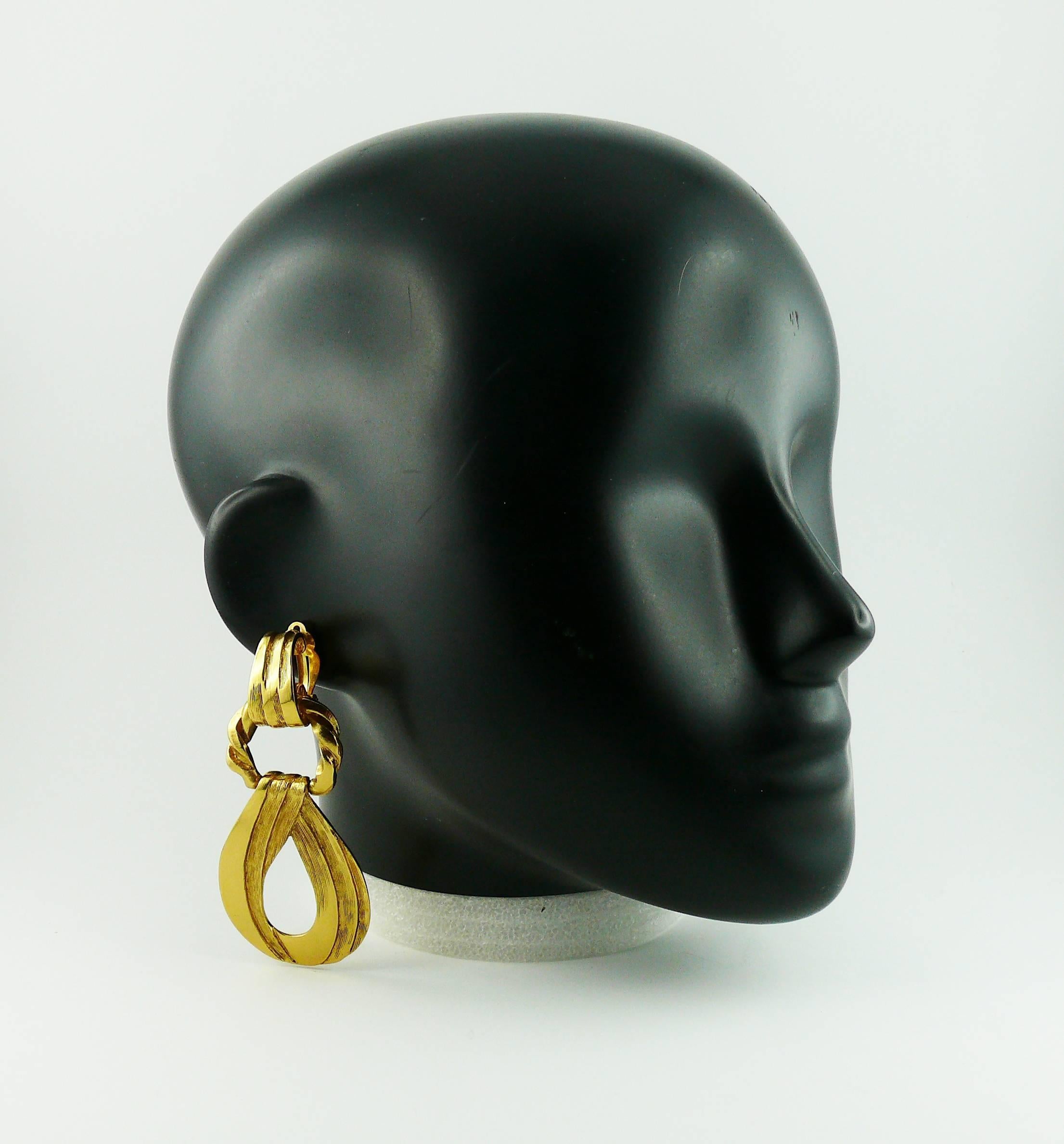 YVES SAINT LAURENT vintage gold toned dangling earrings (clip-on).

Marked YSL Made in France.

Indicative measurements : length approx. 7.6 cm (2.99 inches) / max. width approx. 3.7 cm (1.46 inches).

JEWELRY CONDITION CHART
- New or never worn :