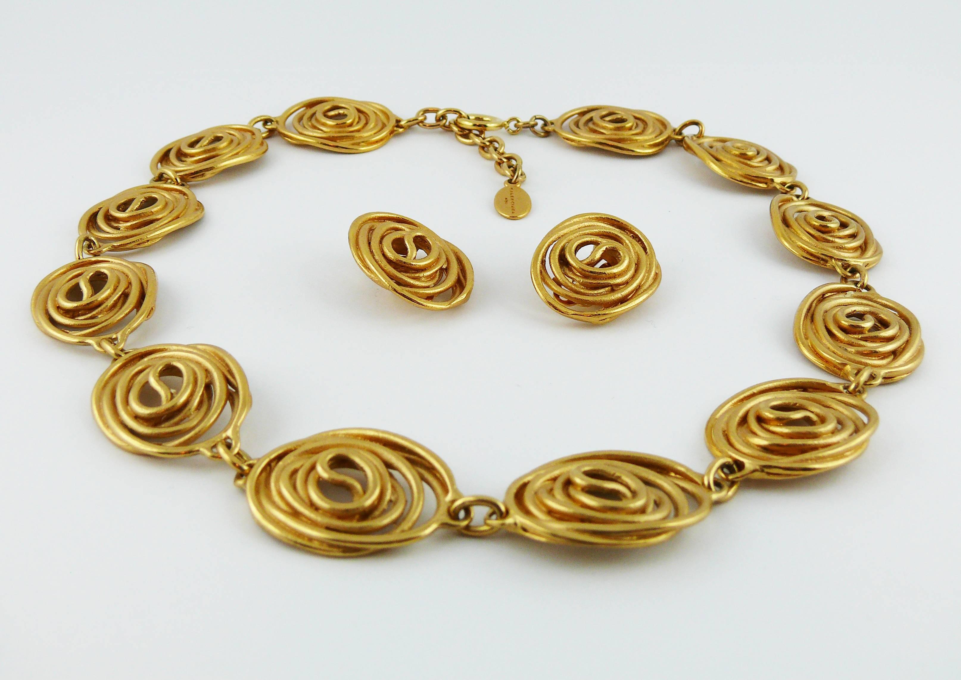 BALENCIAGA vintage matte gold toned necklace and earrings set featuring spirals.

NECKLACE
Spring closure.
Marked BALENCIAGA Paris Made in France.
Indicative measurements : max. length approx. 51.5 cm (20.28 inches) / max. width approx. 2.3 cm (0.91