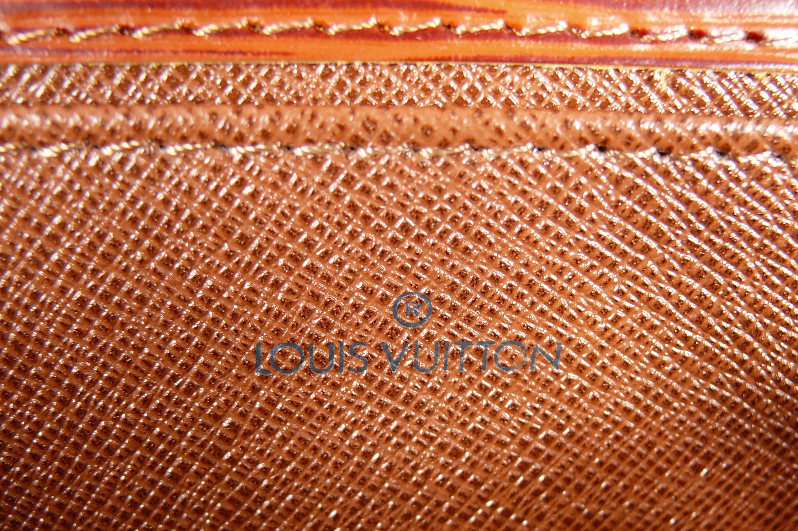 Louis Vuitton Vintage Brown Epi Leather Lena Clutch en vente 3