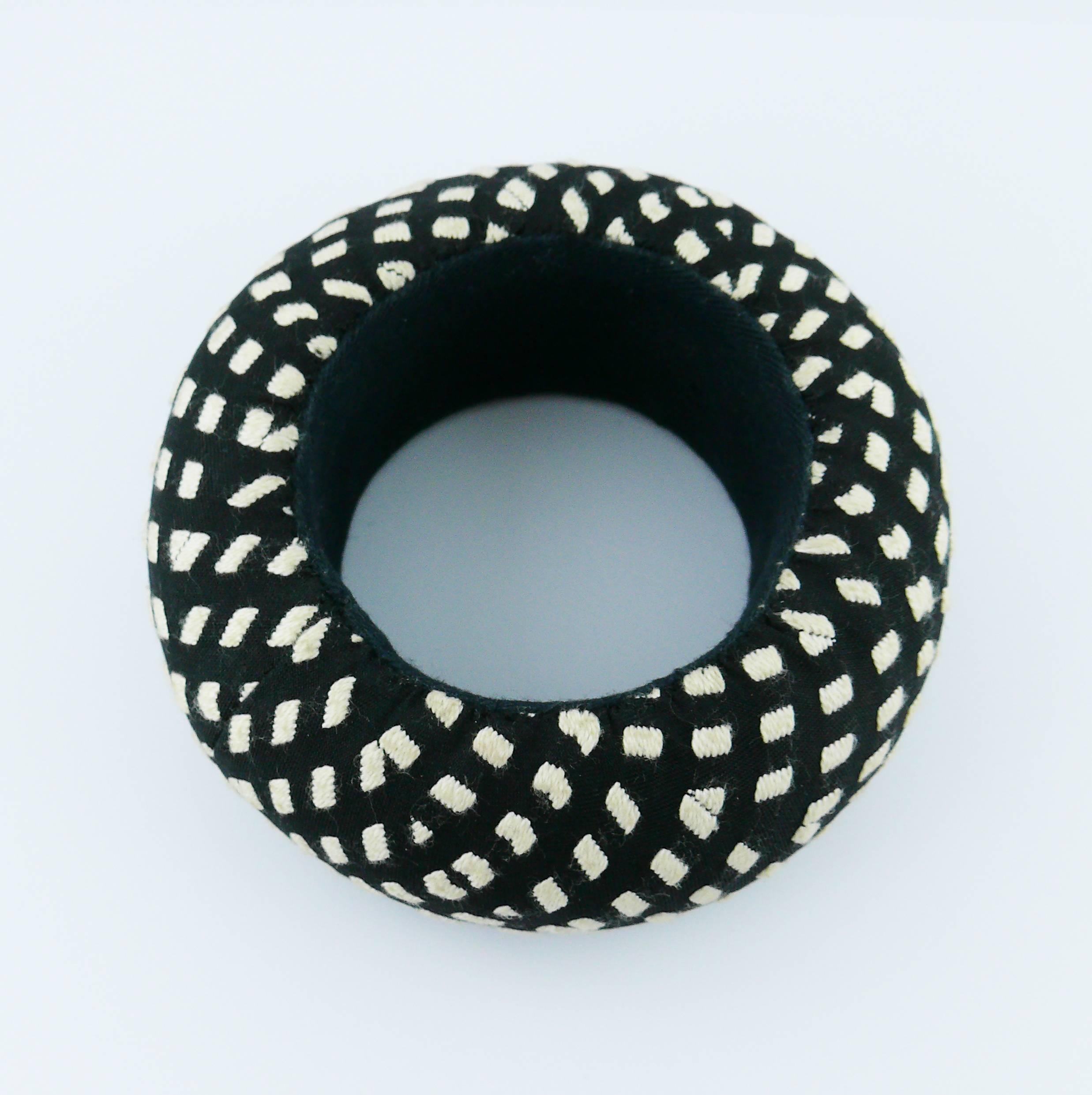 CHRISTIAN LACROIX (Attribué à) Bracelet de défilé noir et blanc Printemps 2008 en vente 1