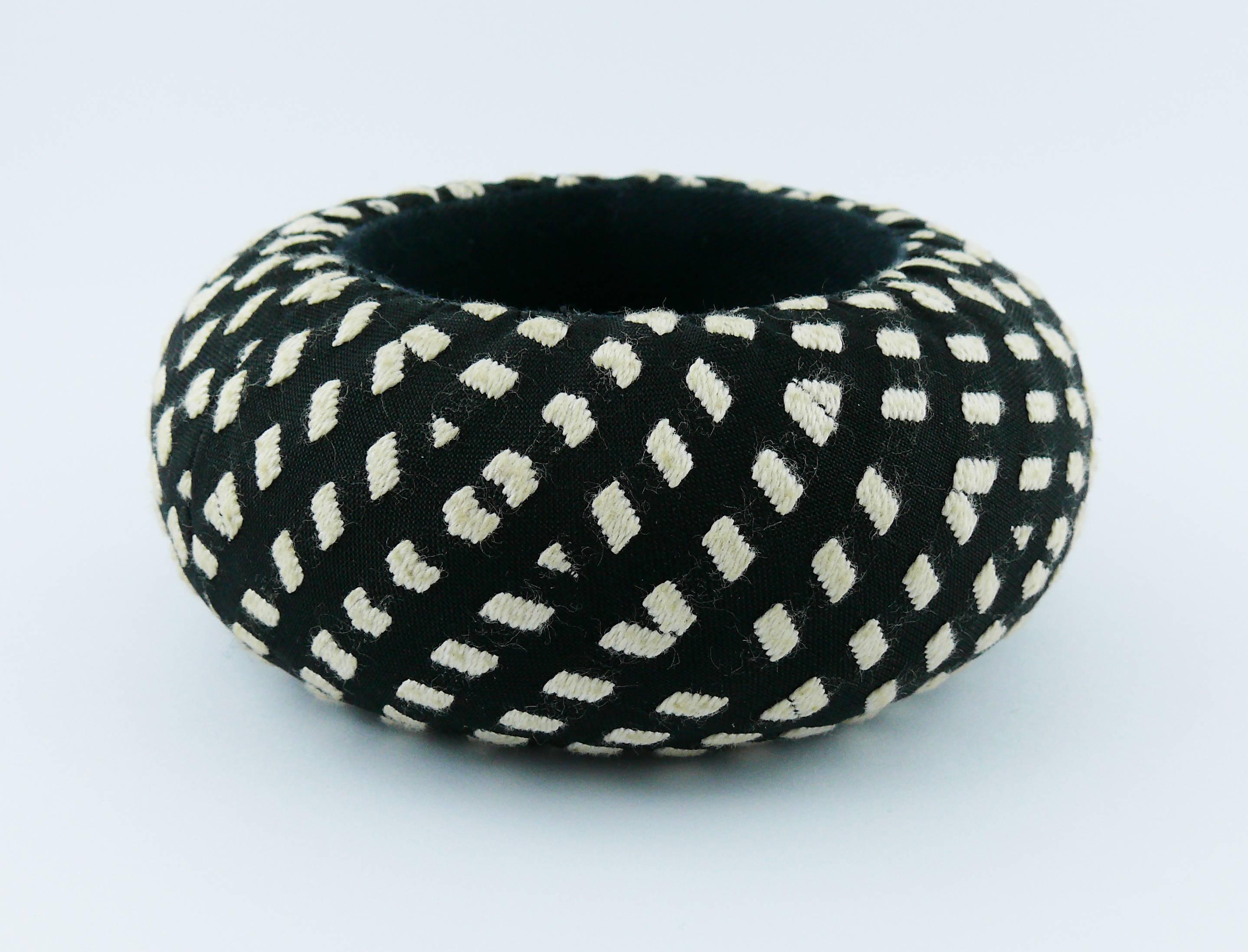 CHRISTIAN LACROIX (Attribué à) Bracelet de défilé noir et blanc Printemps 2008 Bon état - En vente à Nice, FR