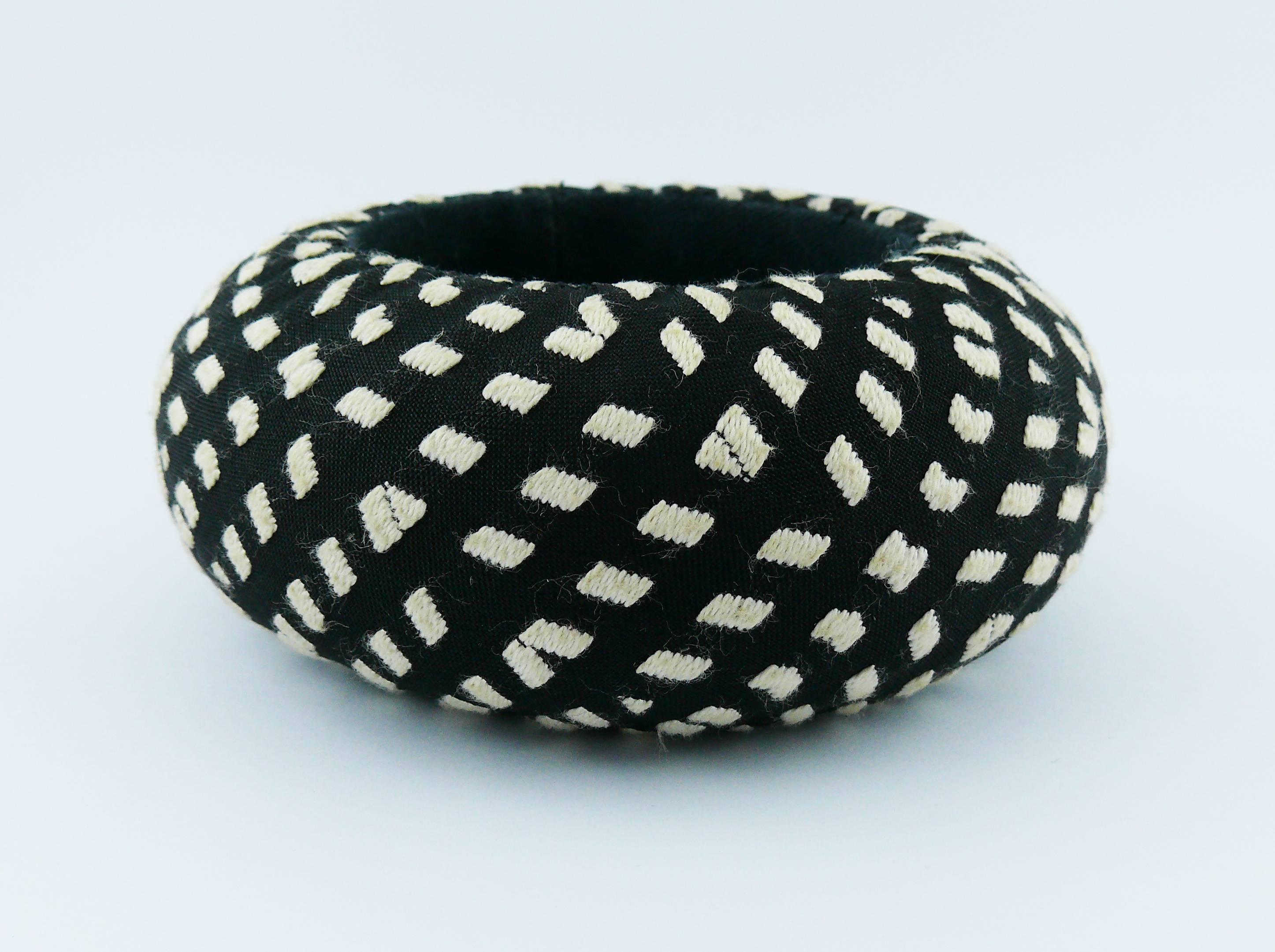 CHRISTIAN LACROIX (Attribué à) Bracelet de défilé noir et blanc Printemps 2008 en vente 2