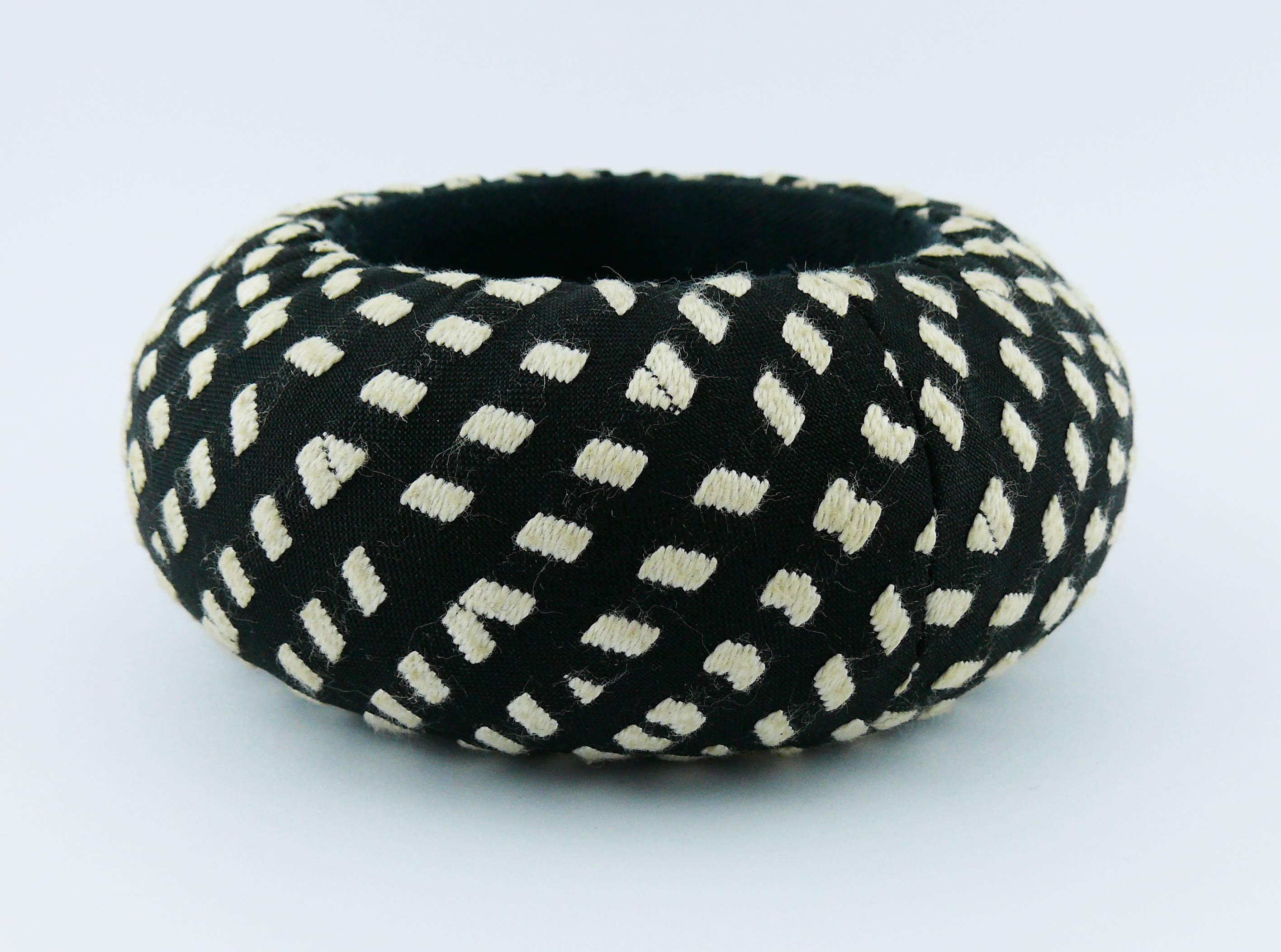 CHRISTIAN LACROIX (Attribué à) Bracelet de défilé noir et blanc Printemps 2008 en vente 4
