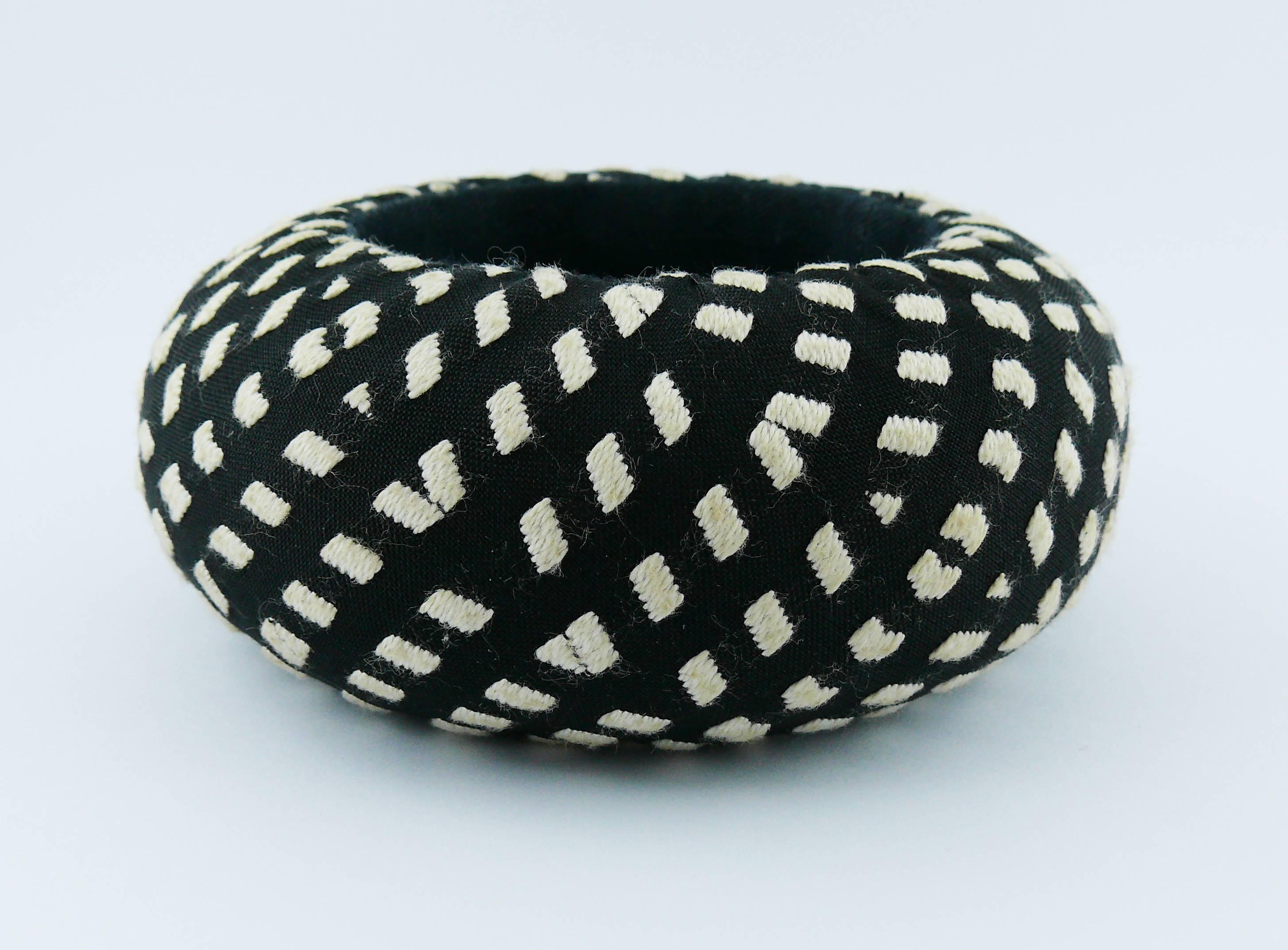 CHRISTIAN LACROIX (Attribué à) Bracelet de défilé noir et blanc Printemps 2008 en vente 5