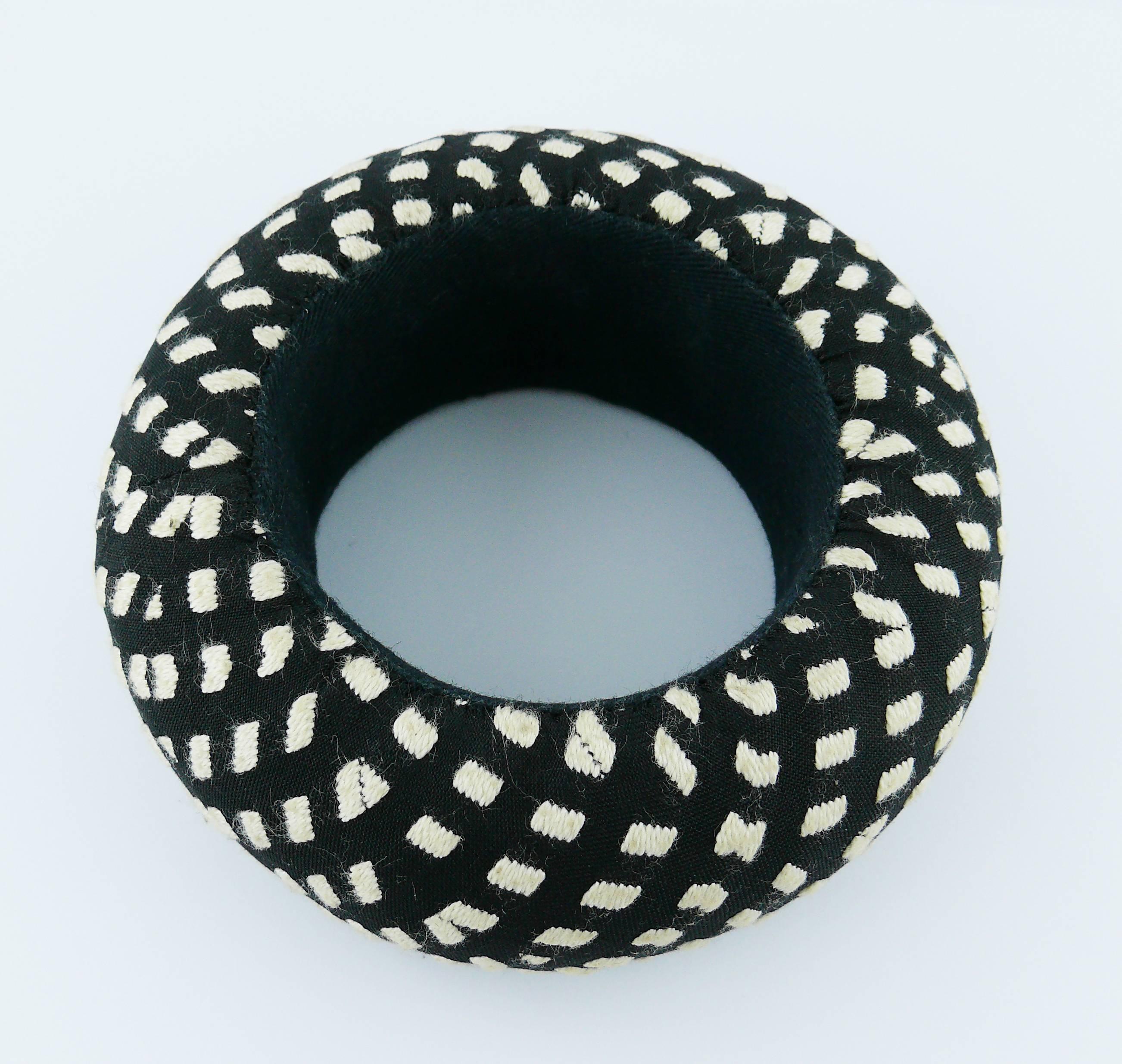 CHRISTIAN LACROIX (Attribué à) Bracelet de défilé noir et blanc Printemps 2008 en vente 3
