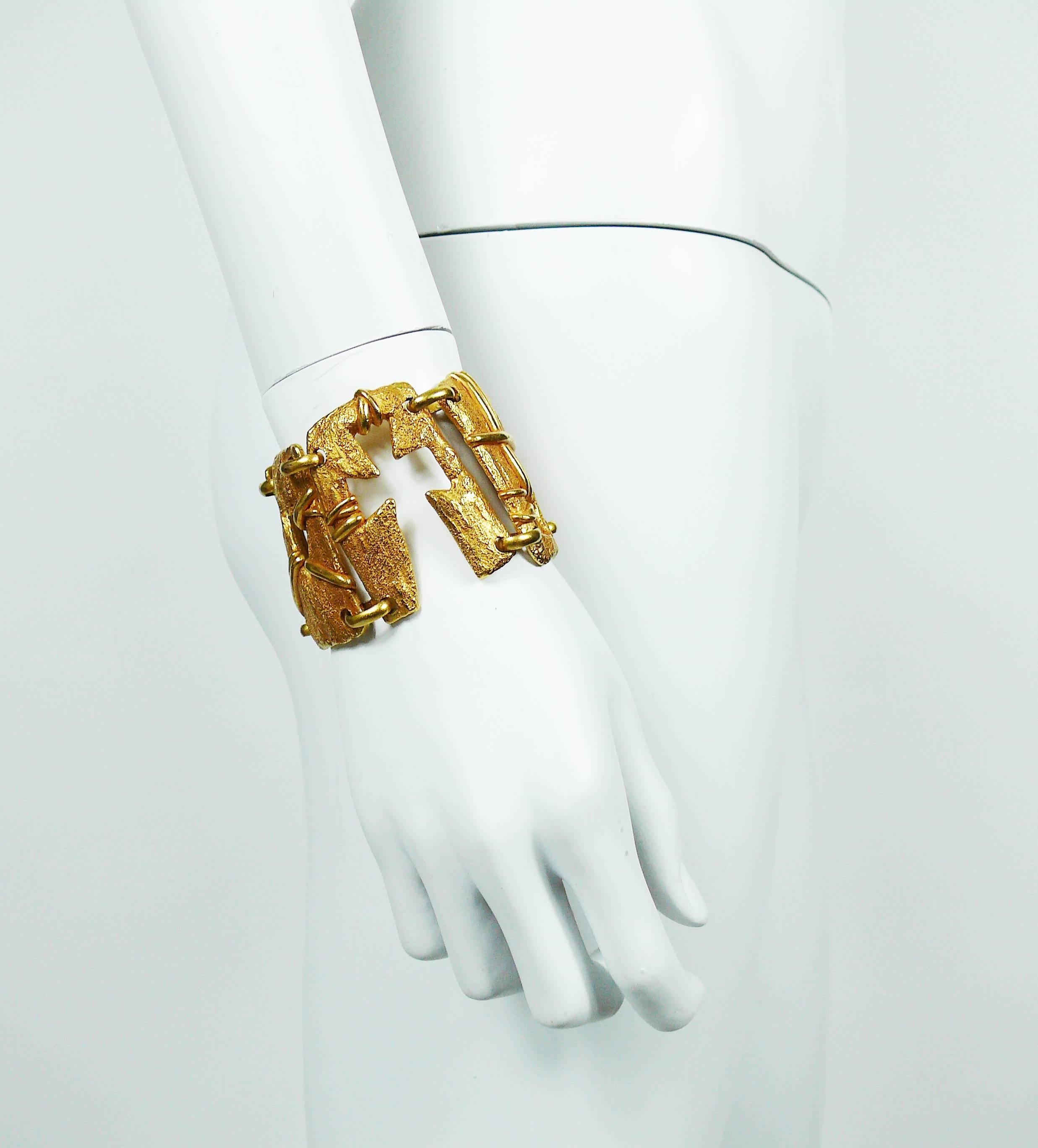 CHRISTIAN LACROIX vintage gold tone textured articulated cut out cuff bracelet.

Marked CHRISTIAN LACROIX E94 Made in France.

Indicative measurements : length approx. 17.5 cm (6.89 inches) / width approx. 4.9 cm (1.93 inches).

JEWELRY CONDITION