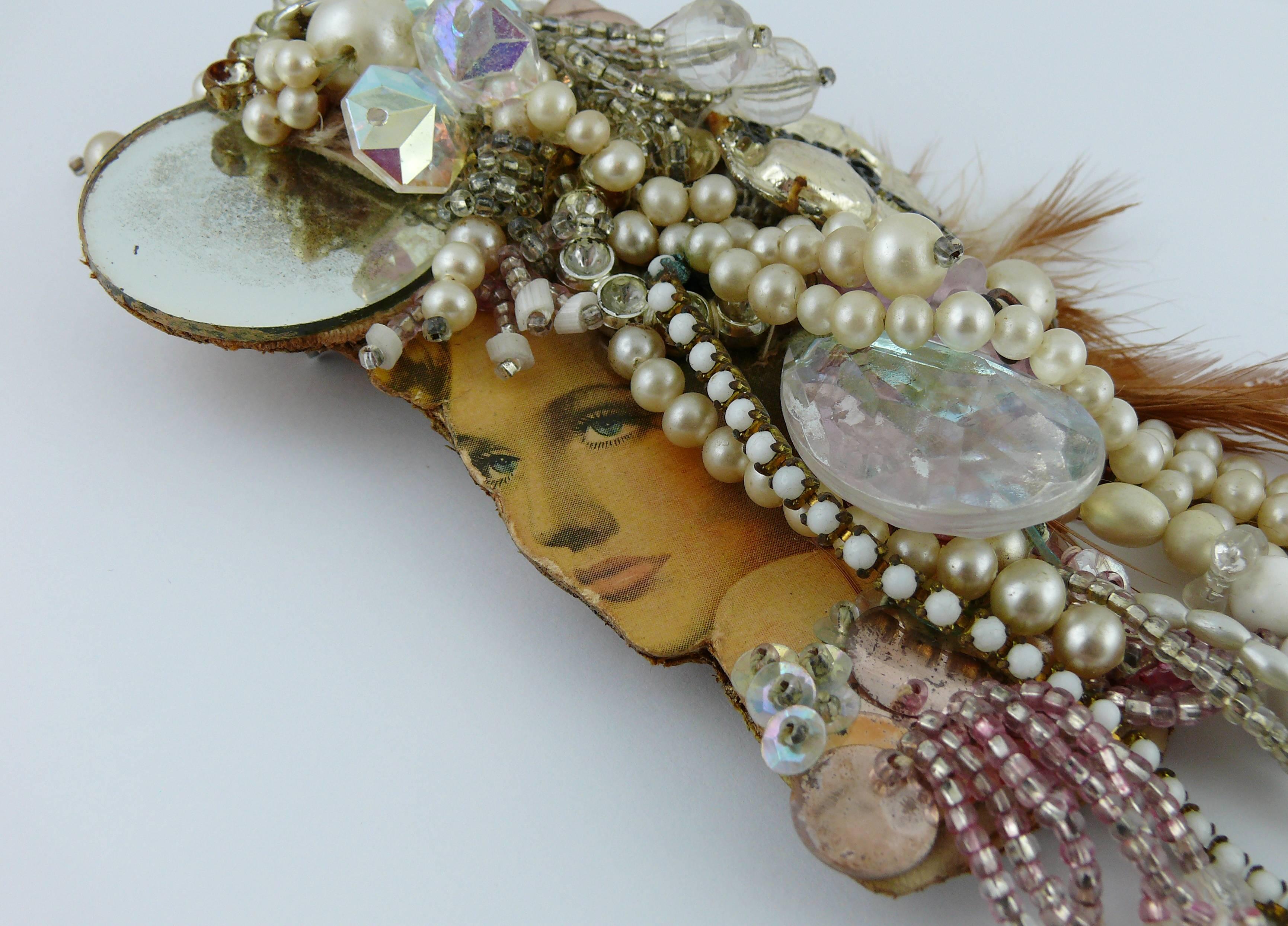LILIANE MULLER fabuleuse broche vintage opulente représentant un profil rétro de femme imprimé, agrémentée de fausses perles, de perles de verre, de cabochons en résine, de miroir, de plumes, etc...

Label © LILIANE MULLER.

Mesures indicatives :