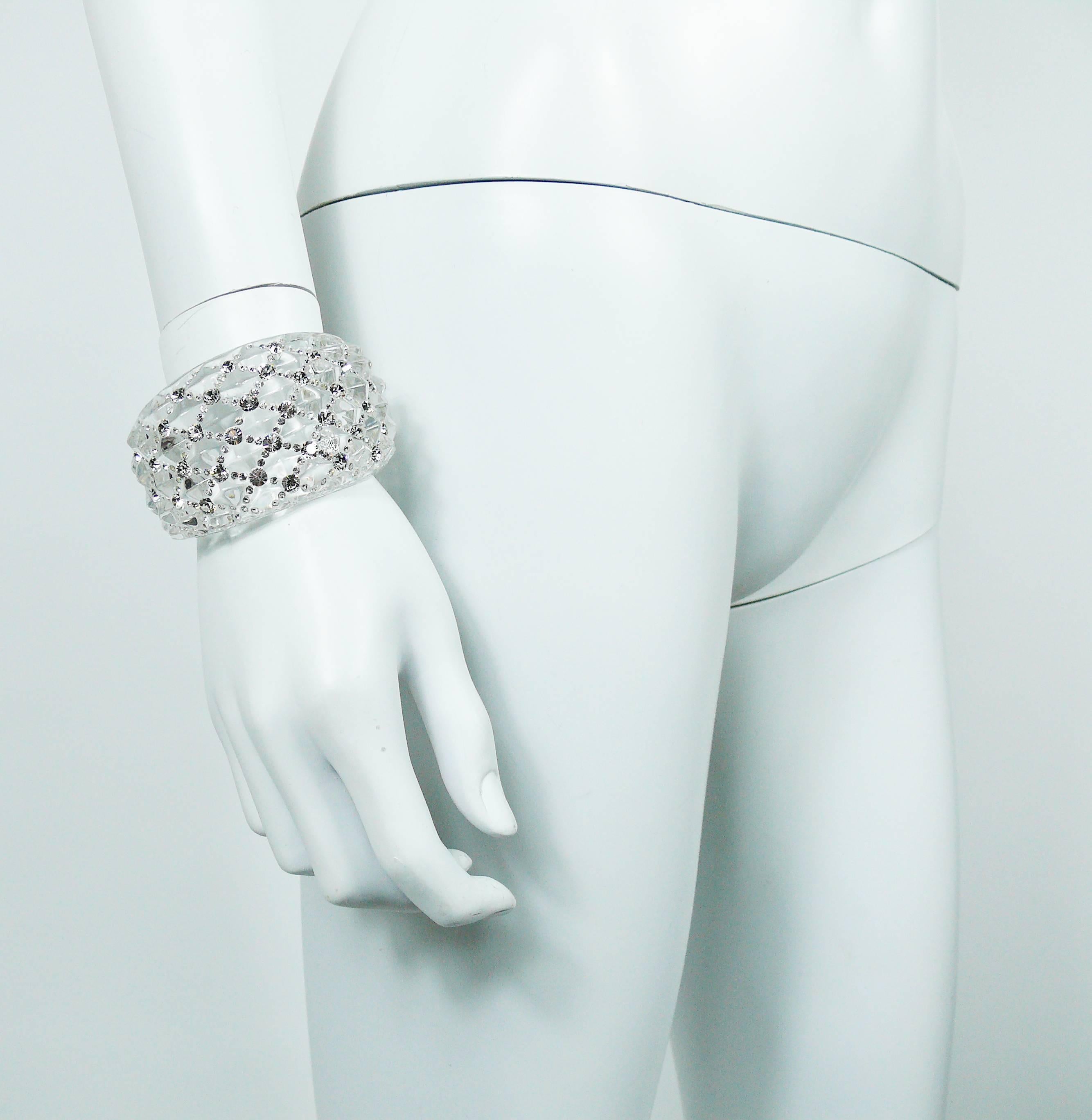 CHRISTIAN DIOR lucite cuff bracelet featuring a quilted design with SWAROVSKI clear crystal embellishement.

Embossed DIOR.

Indicative measurements : inner length approx. 5.5 cm (2.17 inches) / inner width approx. 5 cm (1.97 inches) / max. width