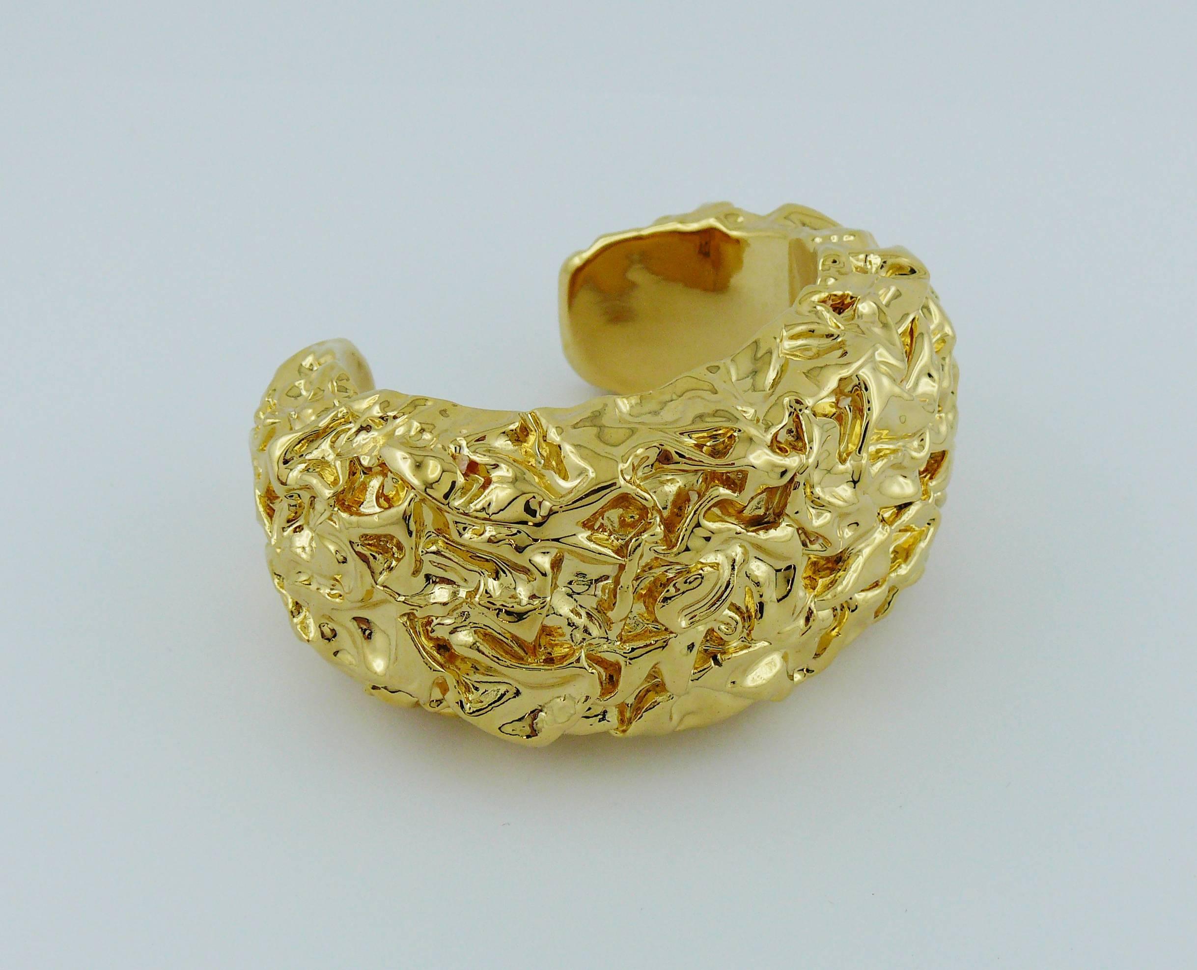 Chanel by Maison Desrues Vintage Crumpled Gold Tone Cuff Bracelet 1988 In Excellent Condition For Sale In Nice, FR