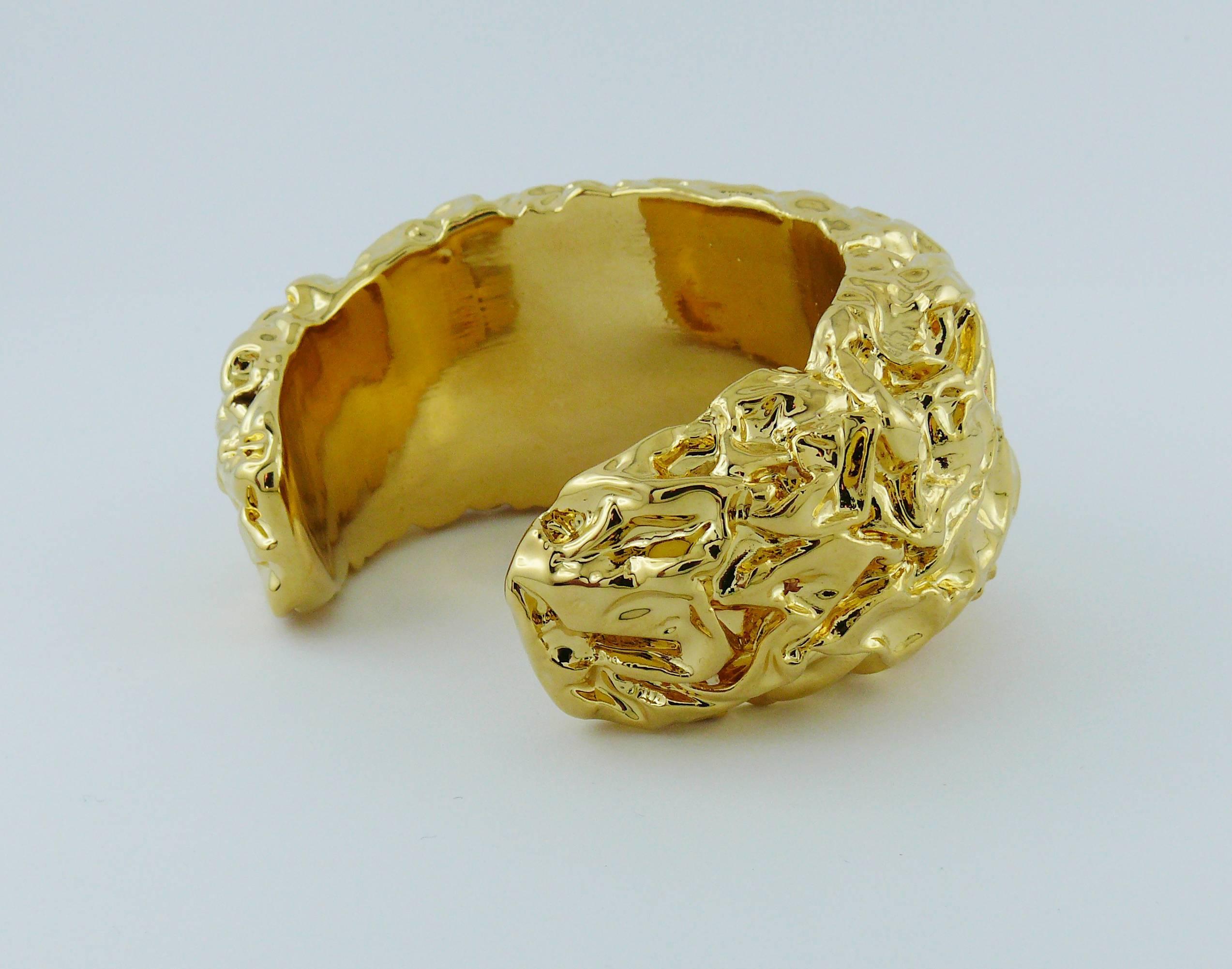 Chanel by Maison Desrues Vintage Crumpled Gold Tone Cuff Bracelet 1988 In Excellent Condition For Sale In Nice, FR