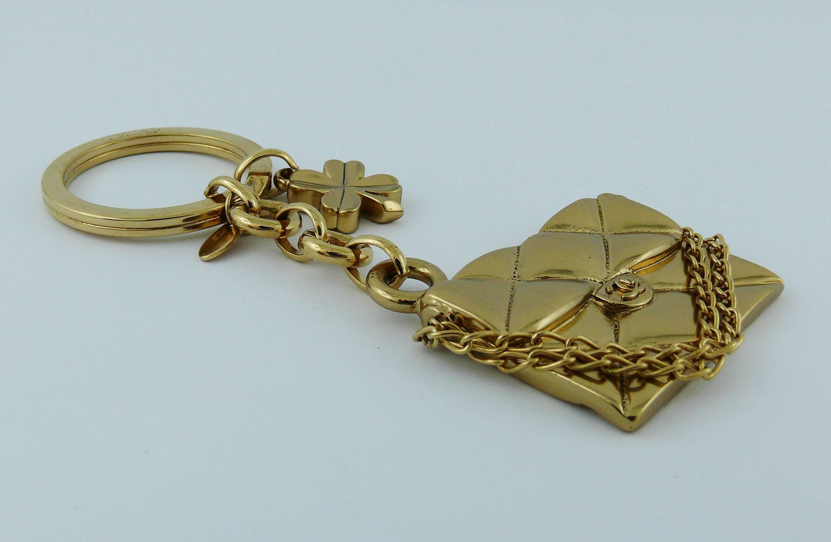 CHANEL gold toned key ring or bag charm featuring an iconic quilted bag and lucky clover.

Spring/Summer 2002 Collection.

Embossed CHANEL 02 P Made in France.

Indicative measurements : max. drop approx. 7.6 cm (2.99 inches) / bag approx. 3.9 cm x