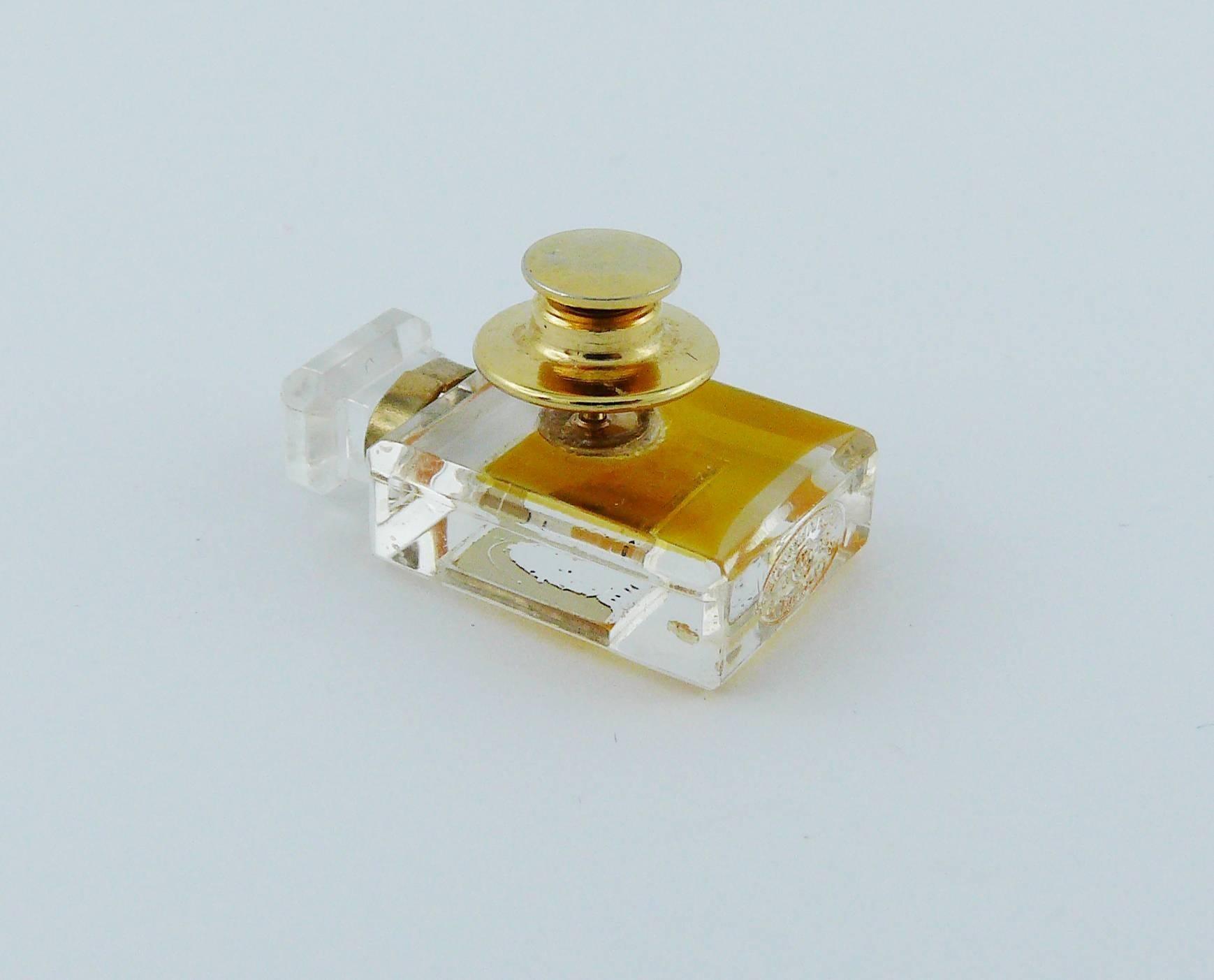 CHANEL iconic No. 5 resin perfume bottle pin brooch with gold toned hardware.

Embossed CHANEL 05 P Made in France.

Indicative measurements : height approx. 2.4 cm (0.94 inch) / width approx. 1.4 cm (0.55 inch).

JEWELRY CONDITION CHART
- New or