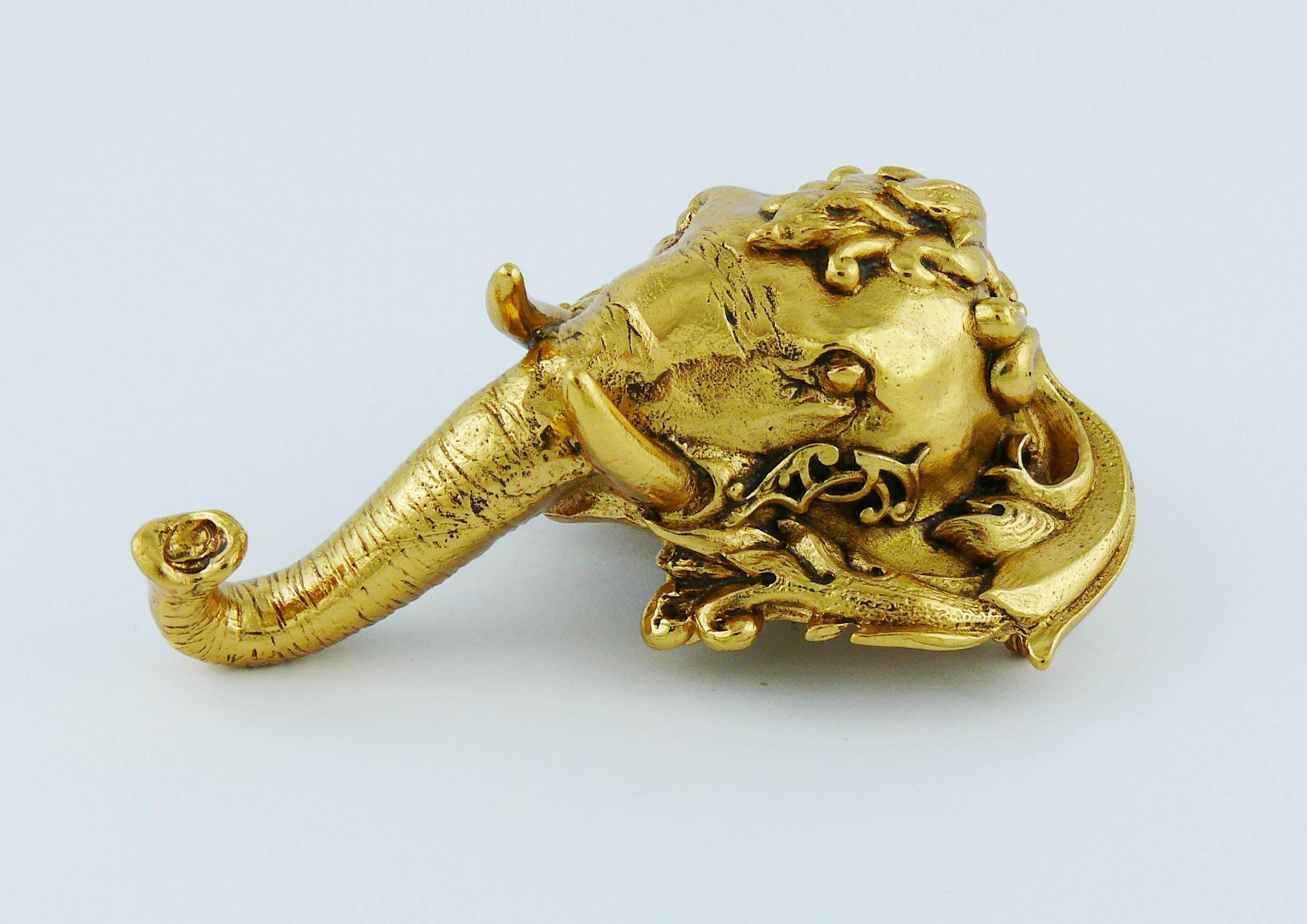 CHRISTIAN DIOR Boutique vintage rare massive gold toned with antique patina brooch/pendant featuring an elephant head.

Marked CHRISTIAN DIOR Boutique.

Indicative measurements : max. height approx. 8 cm (3.15 inches) / max. width approx. 5.7 cm