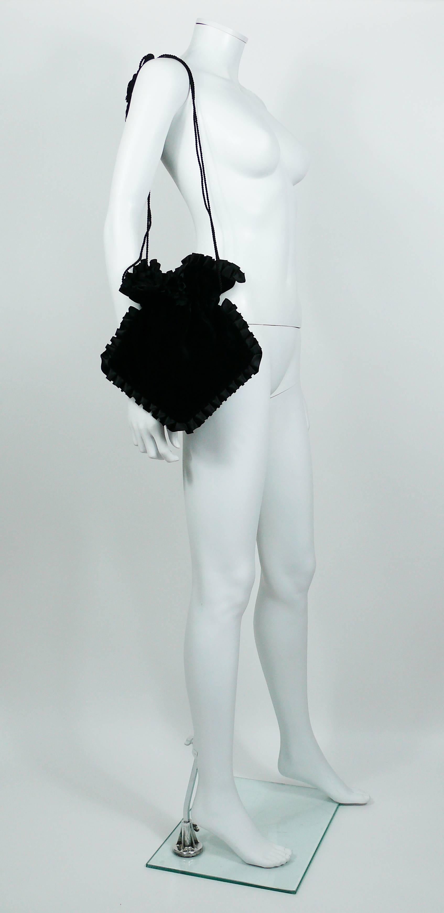 YVES SAINT LAURENT vintage black velvet evening bag featuring ruffled detail and passementerie strap with tassels.

Marked YVES SAINT LAURENT.

Indicative measurements : length (incl. strap) approx. 59 cm (23.23 inches) / max. width (excl. ruffles)
