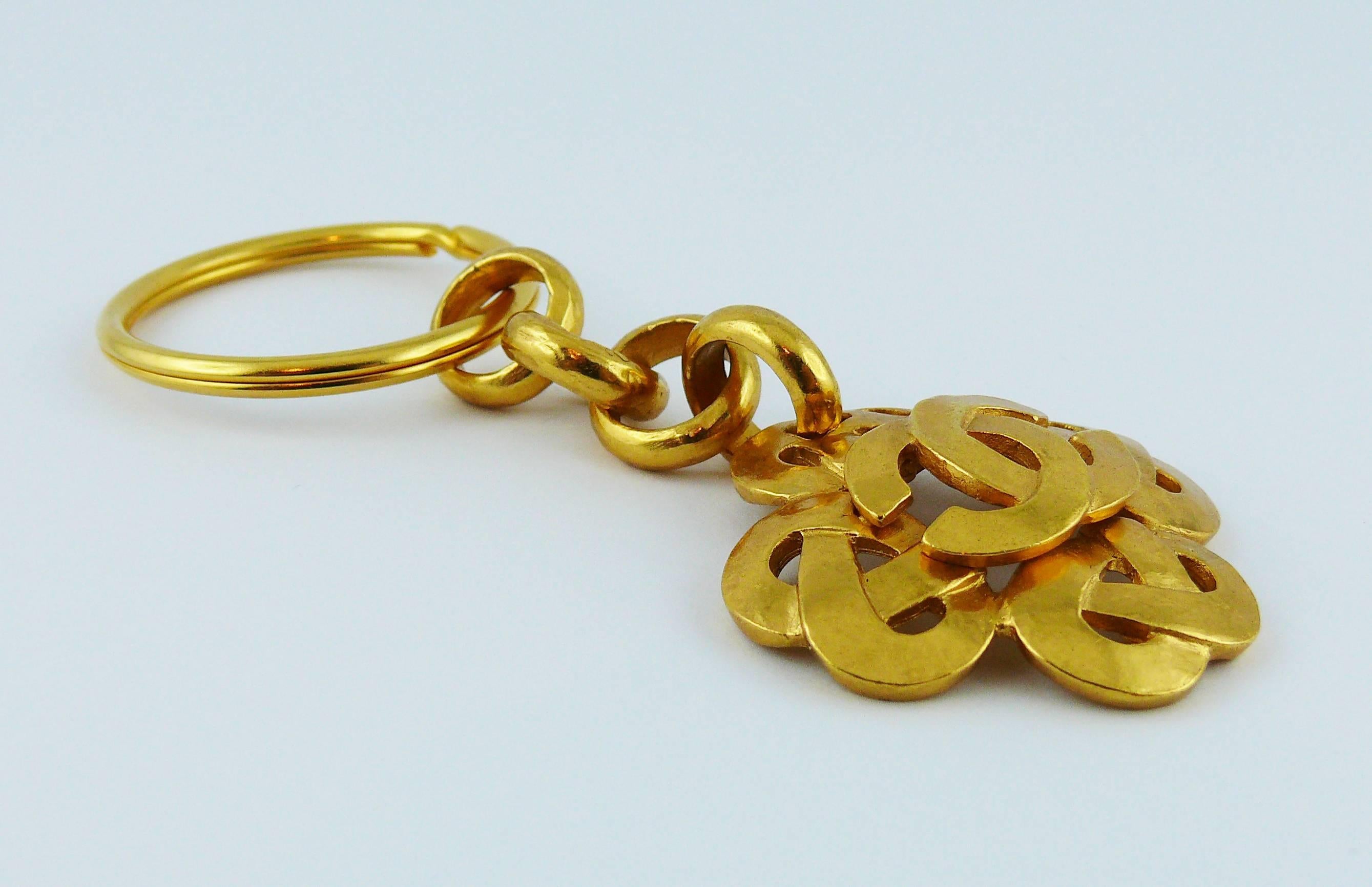 CHANEL gold toned key ring or bag charm featuring an openwork quadrilobe design with CC logo.

Spring/Summer 1997 Collection.

Marked CHANEL 97 P Made in France.

Indicative measurements : max. drop approx. 7 cm (2.76 inches) / pendant approx. 3.5