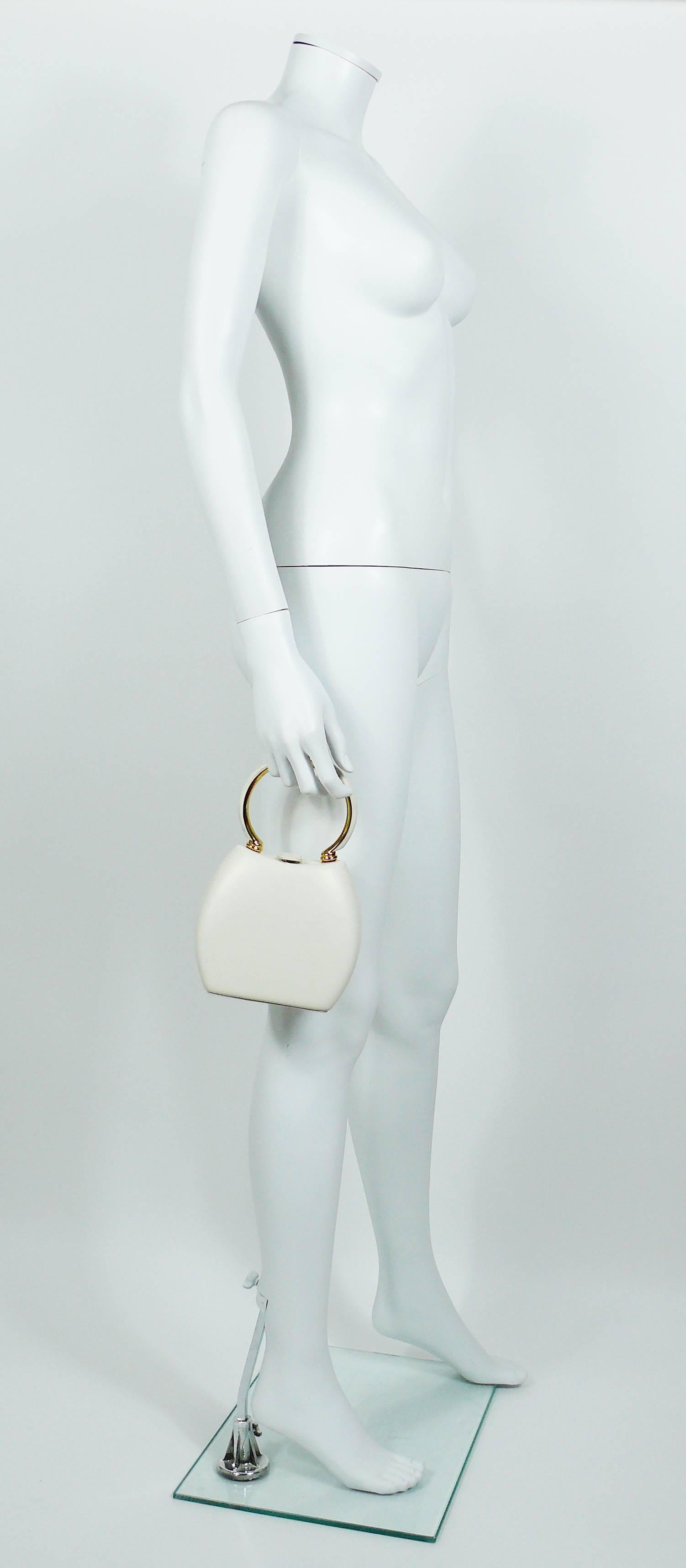 CHARLES JOURDAN vintage leather bag featuring :

- Hard body covered with off-white leather.
- Oversized round gold toned handle with off-white leather trim.
- Top snap closure.
- Removable gold toned chain.
- Caramel grosgrain lining.
- One inner