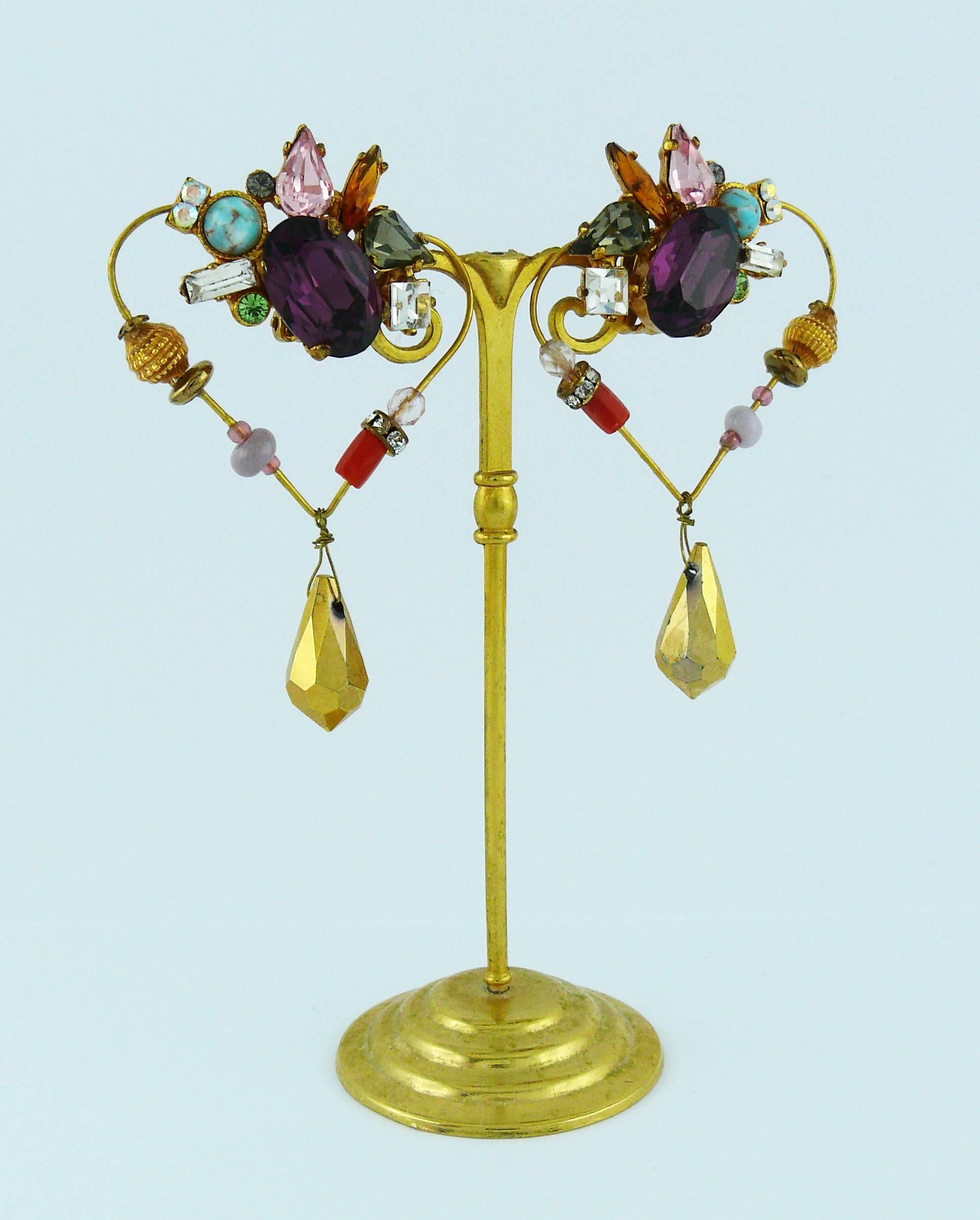 CHRISTIAN LACROIX vintage heart dangle earrings (clip-on) embellished with multicolored crystals, glass beads and faux turquoise in a gold toned setting.

Hearts are dangling.

Marked CHRISTIAN LACROIX CL Made in France.

Indicative measurements :