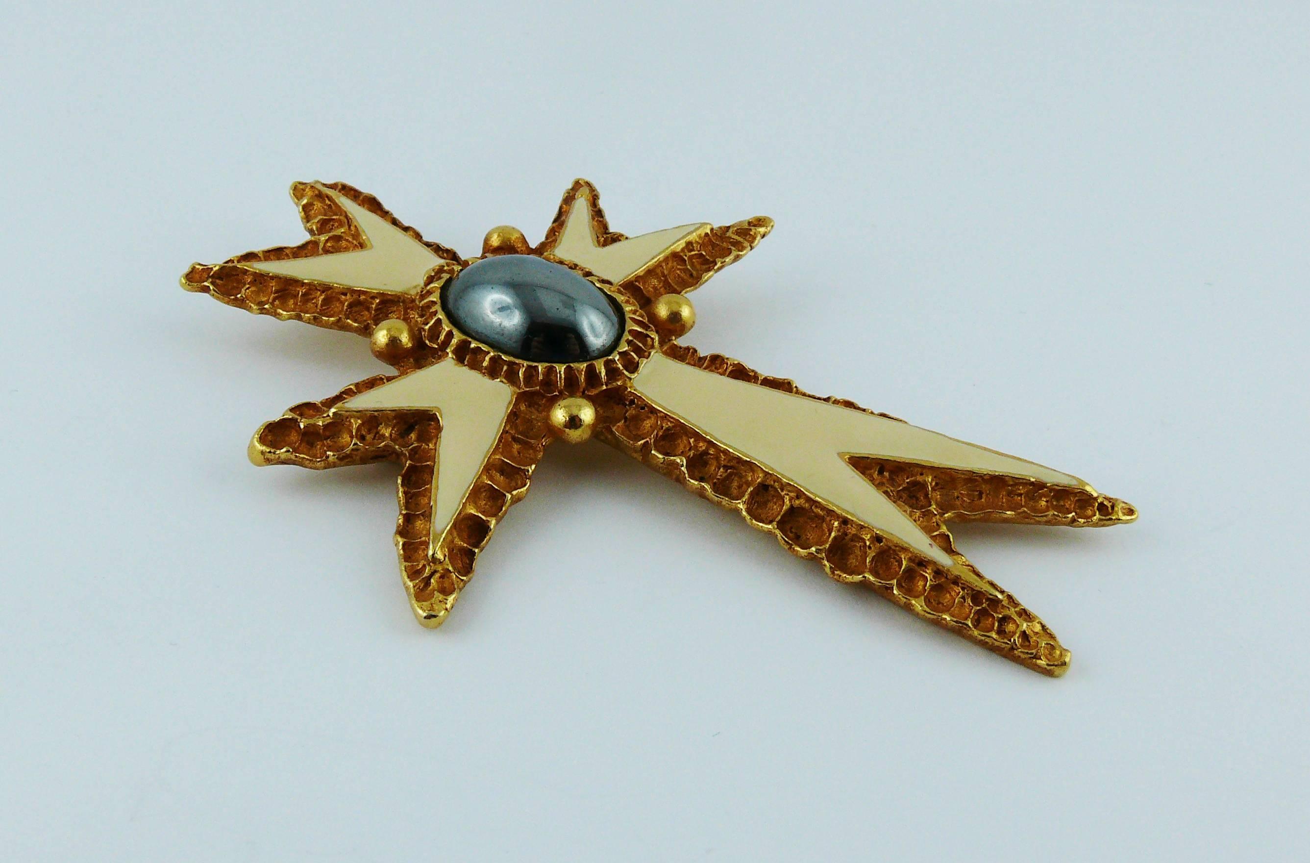 CHRISTIAN LACROIX vintage enamel cross brooch with hematite cabochon embellishement.

Marked CHRISTIAN LACROIX E94 Made in France.

Indicative measurements : height approx. 8.8 cm (3.46 inches) / max. width approx. 6.3 cm (2.48 inches).

JEWELRY
