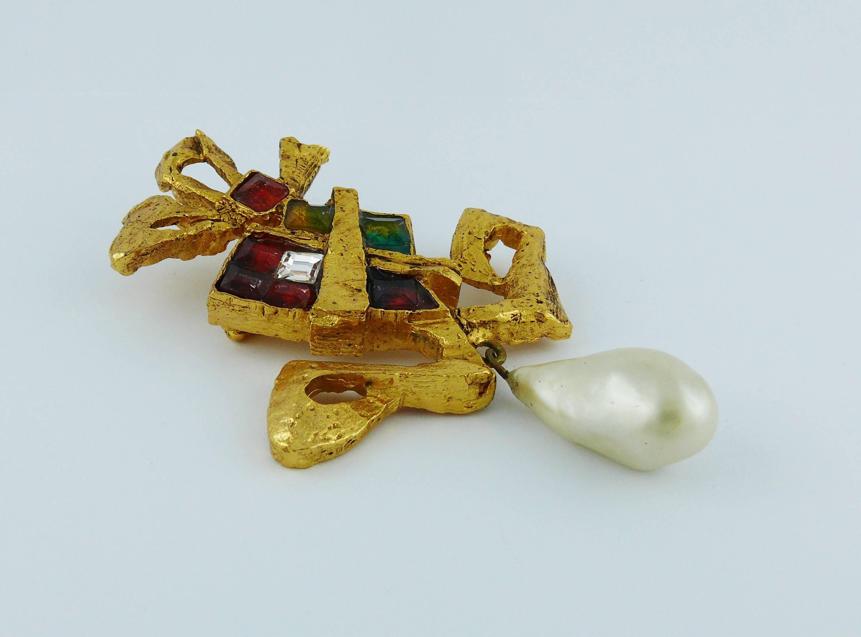 CHRISTIAN LACROIX vintage massive gold tone textured brooch featuring multicolored crystals embellishement a a large faux pearl drop.

From the "RAINBOW" jewelry collection.

Marked CHRISTIAN LACROIX CL Made in France.

Indicative