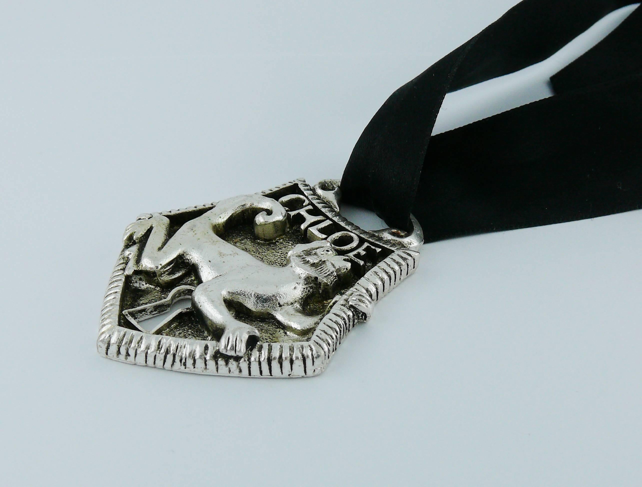 Collana con ciondolo a forma di scimmia di Chloé in argento in vendita 1