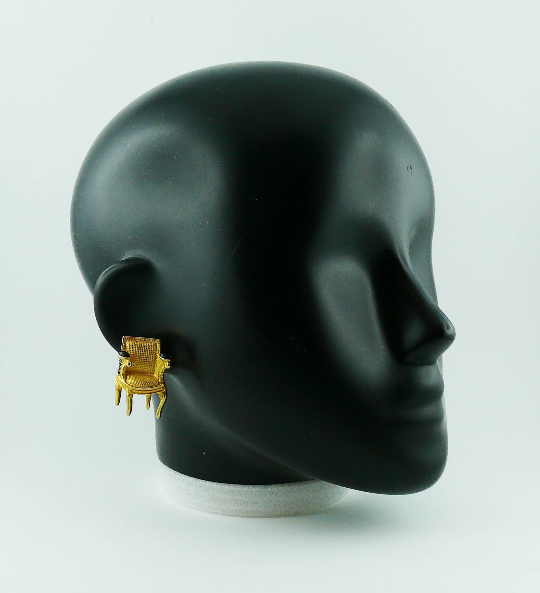 KARL LAGERFELD vintage gold toned armchair clip-on earrings with black crystal embellishement.

Embossed KL.

Indicative measurements : max. height approx. 3.4 cm (1.34 inches) / max. width approx. 2.2 cm (0.87 inch).

JEWELRY CONDITION CHART
- New