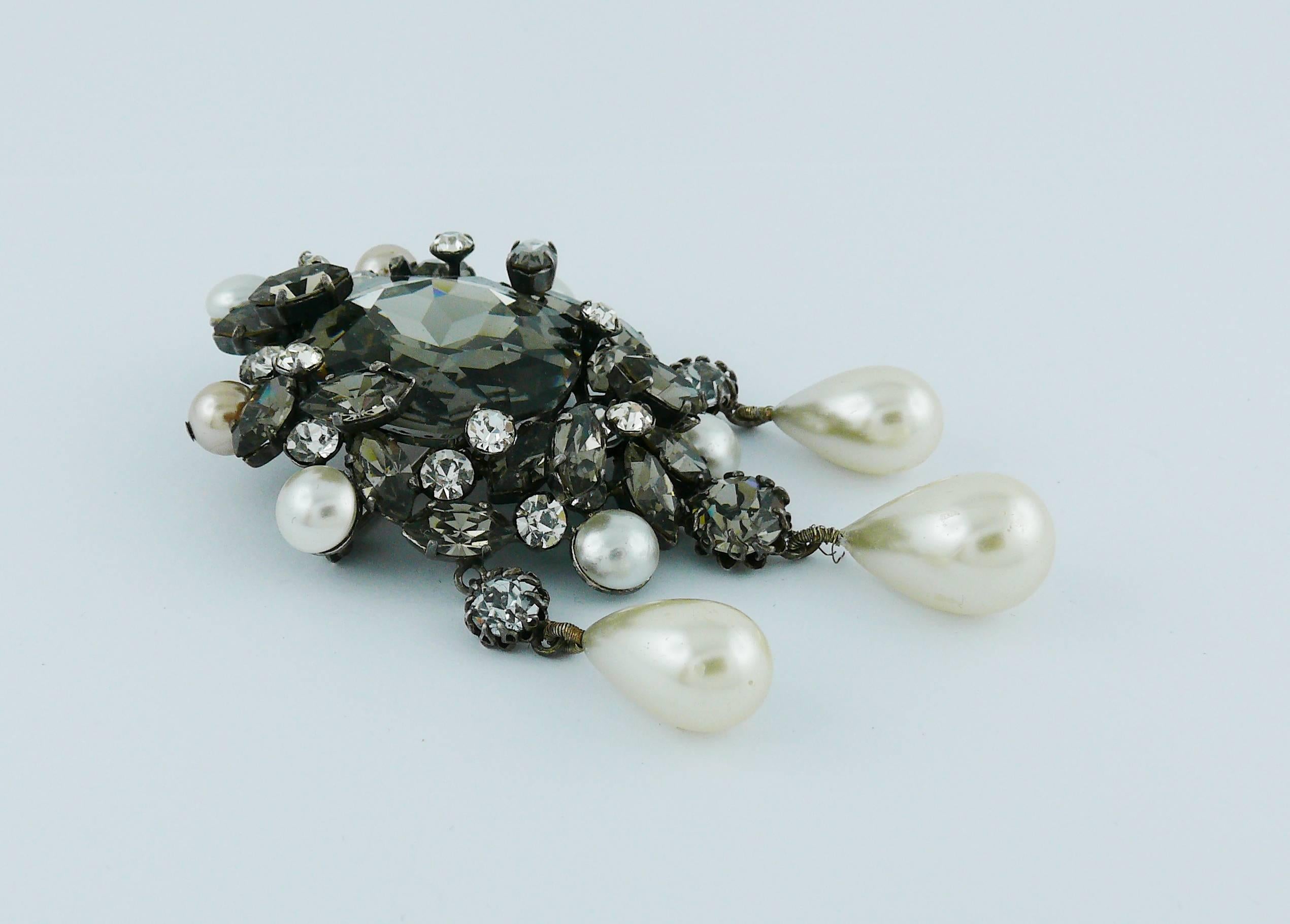 Gorgeous vintage massive brooch/pendant featuring grey/white crystals and glass faux pearl embellishement.

Unsigned.

Indicative measurements : max. width approx. 4.5 cm (1.77 inches) / max. height approx. 8.4 cm (3.31 inches).

JEWELRY CONDITION