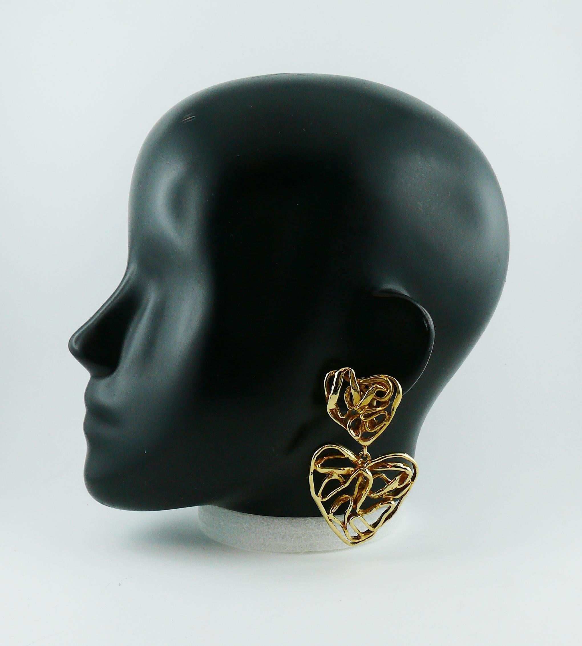 YVES SAINT LAURENT vintage gold toned (matte and shiny) wire heart dangling earrings (clip-on).

Embossed YSL Made in France.

Indicative measurements : max. height approx. 7.6 cm (2.99 inches) / max. width approx. 4.5 cm (1.77 inches).

JEWELRY