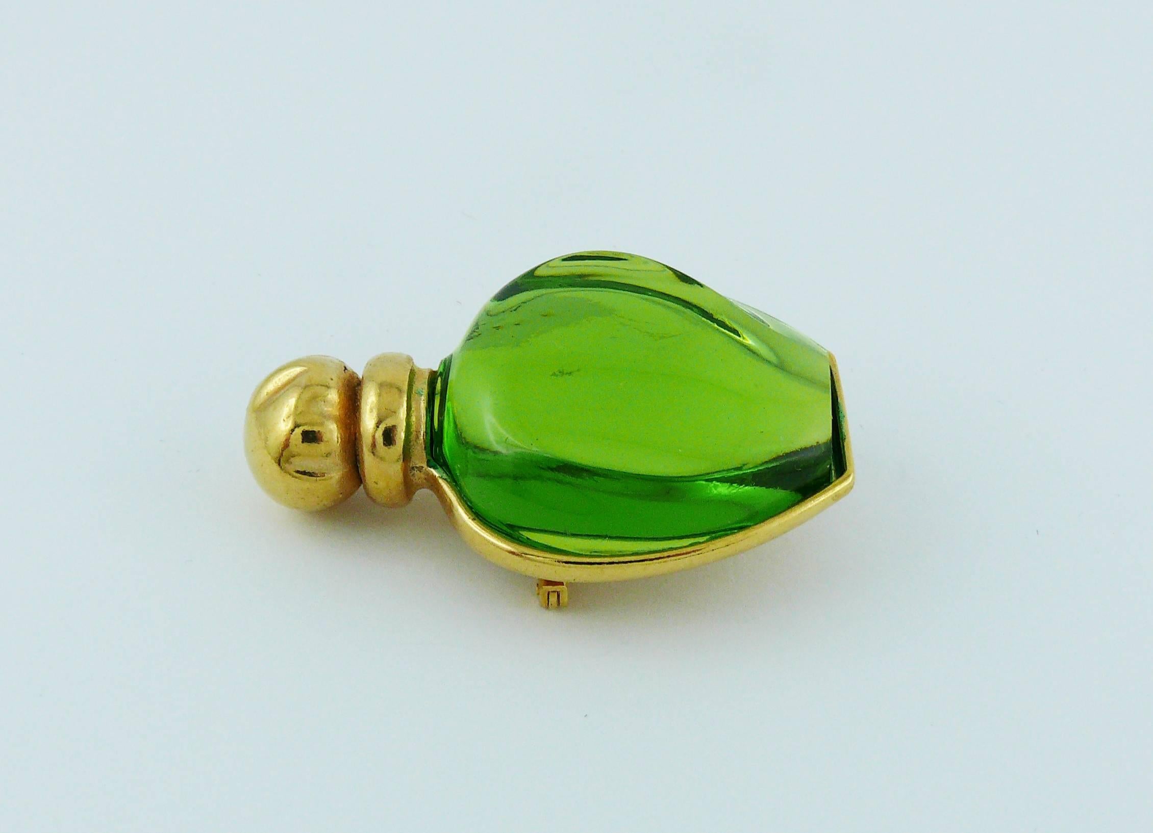 CHRISTIAN DIOR vintage "POISON" bottle brooch featuring a green resin cabochon in a gold toned setting.

Marked CHRISTIAN DIOR.

Indicative measurements : max. height approx. 4.5 cm (1.77 inches) / max. width approx. 3 cm (1.18