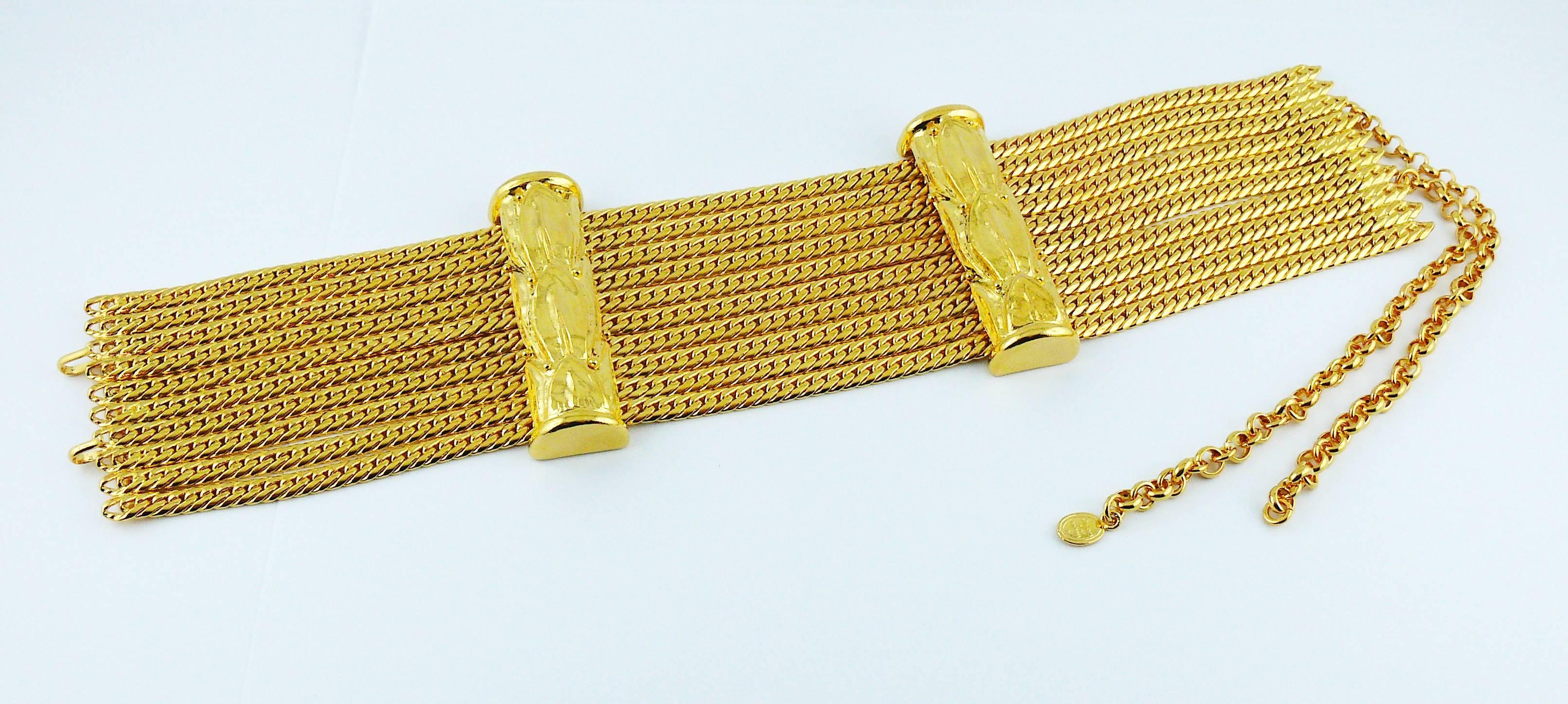 CHRISTIAN DIOR Boutique gorgeous vintage gold toned choker necklace consisting of ten chains and laurel bar details at front.

Hook clasp.
Extension chain.

Marked CHRISTIAN DIOR Boutique.

Indicative measurements : total max. length approx. 41 cm