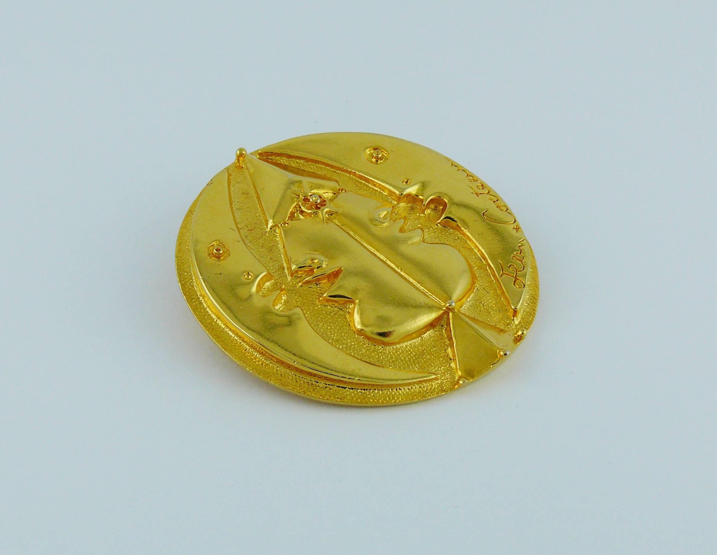 After JEAN COCTEAU gold toned brooch/pendant featuring crescent moons and profiles.

Embossed JEAN COCTEAU.
Marked on reverse COMITE JEAN COCTEAU A. MADELINE FLAMMARION © 1997.

Indicative measurements : diameter approx. 5.2 cm (2.05