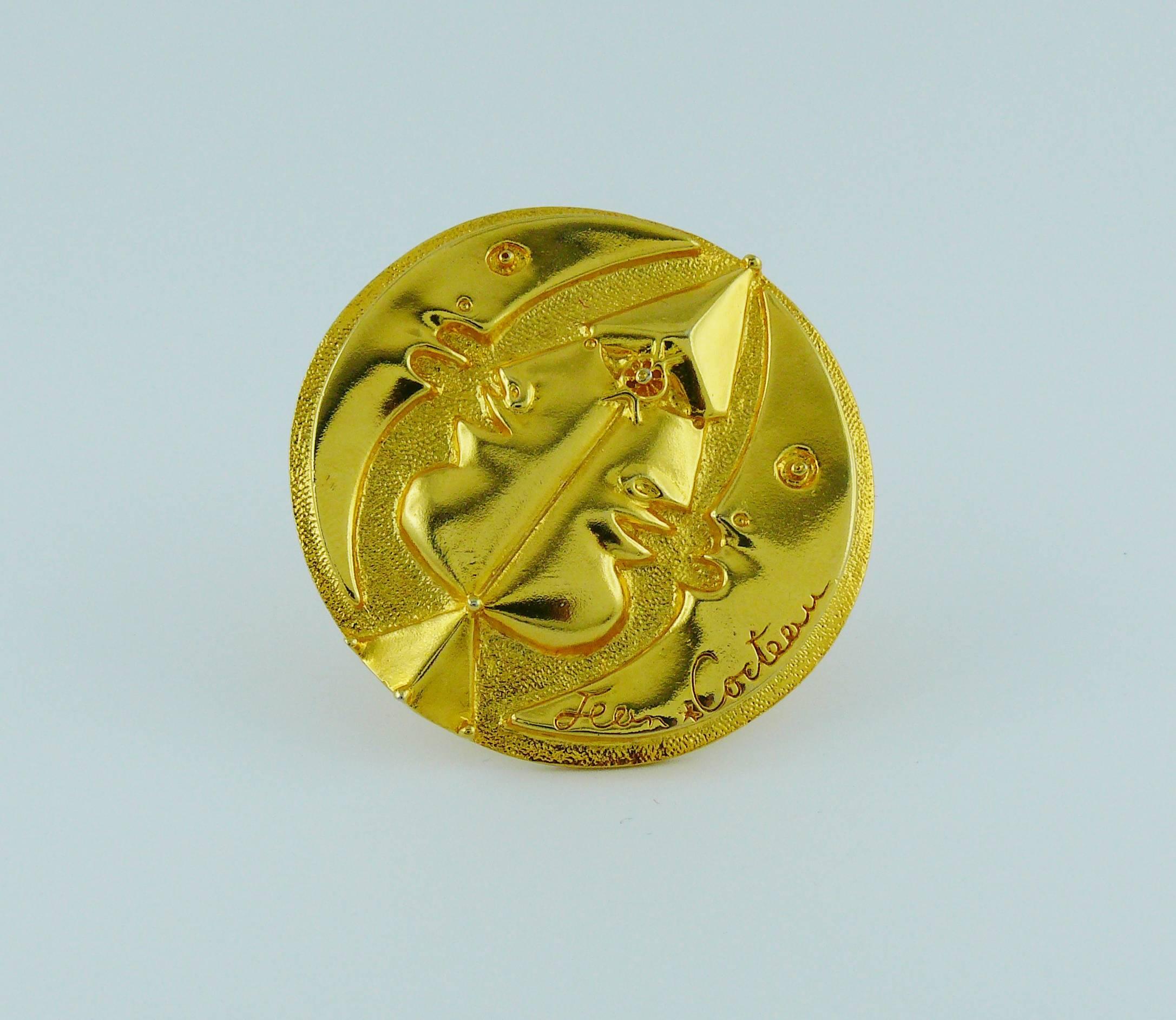 After Jean Cocteau Gold Toned Moon Profiles Brooch Pendant In Excellent Condition In Nice, FR