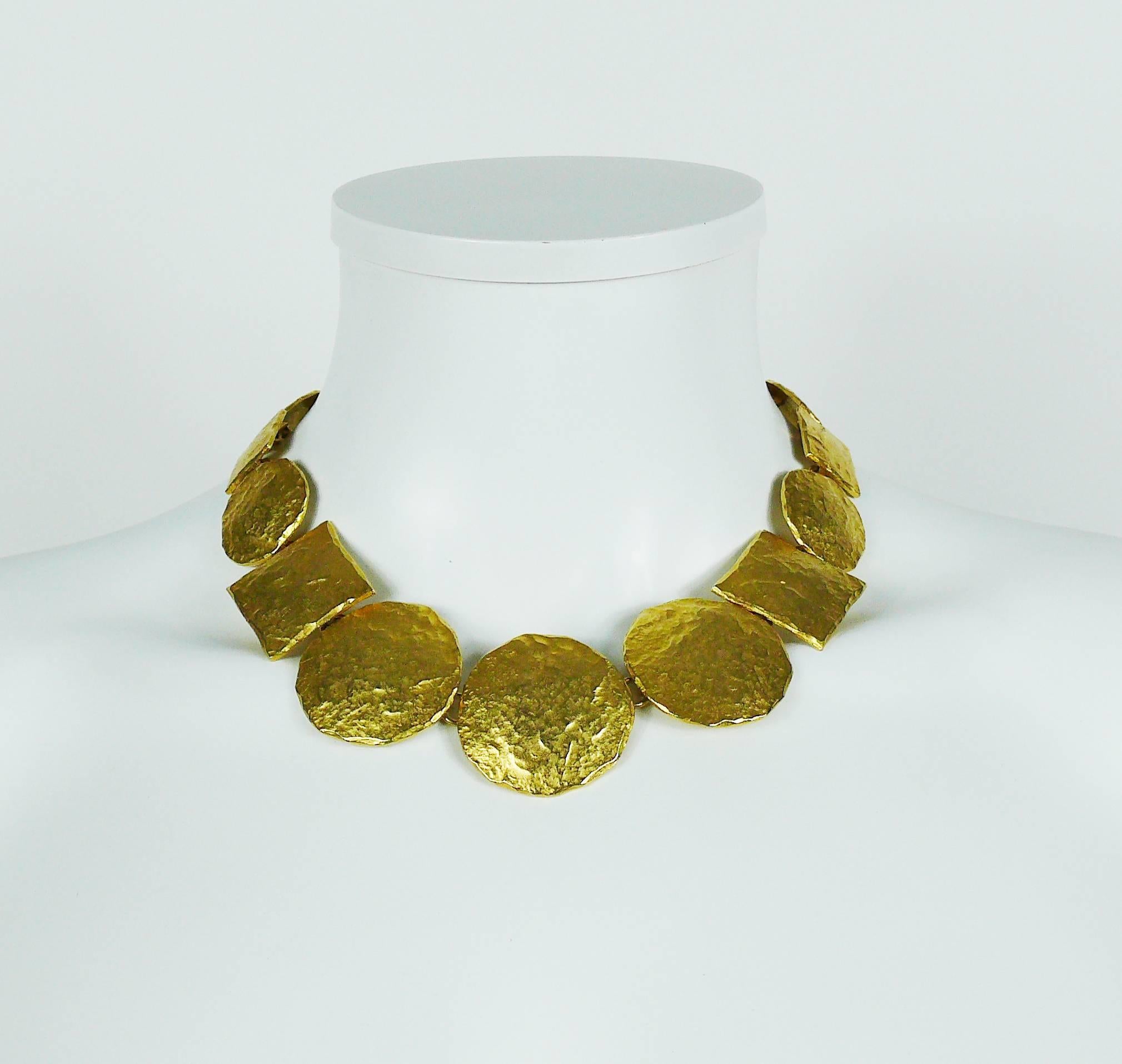 Collana EDOUARD RAMBAUD vintage in oro opaco con maglie rotonde, ovali e quadrate graduate.

Chiusura con barra a T.

Marcato EDOUARD RAMBAUD Paris.

Misure indicative: lunghezza circa 43 cm (16,93 pollici) / maglia più larga circa 3,6 cm (1,42