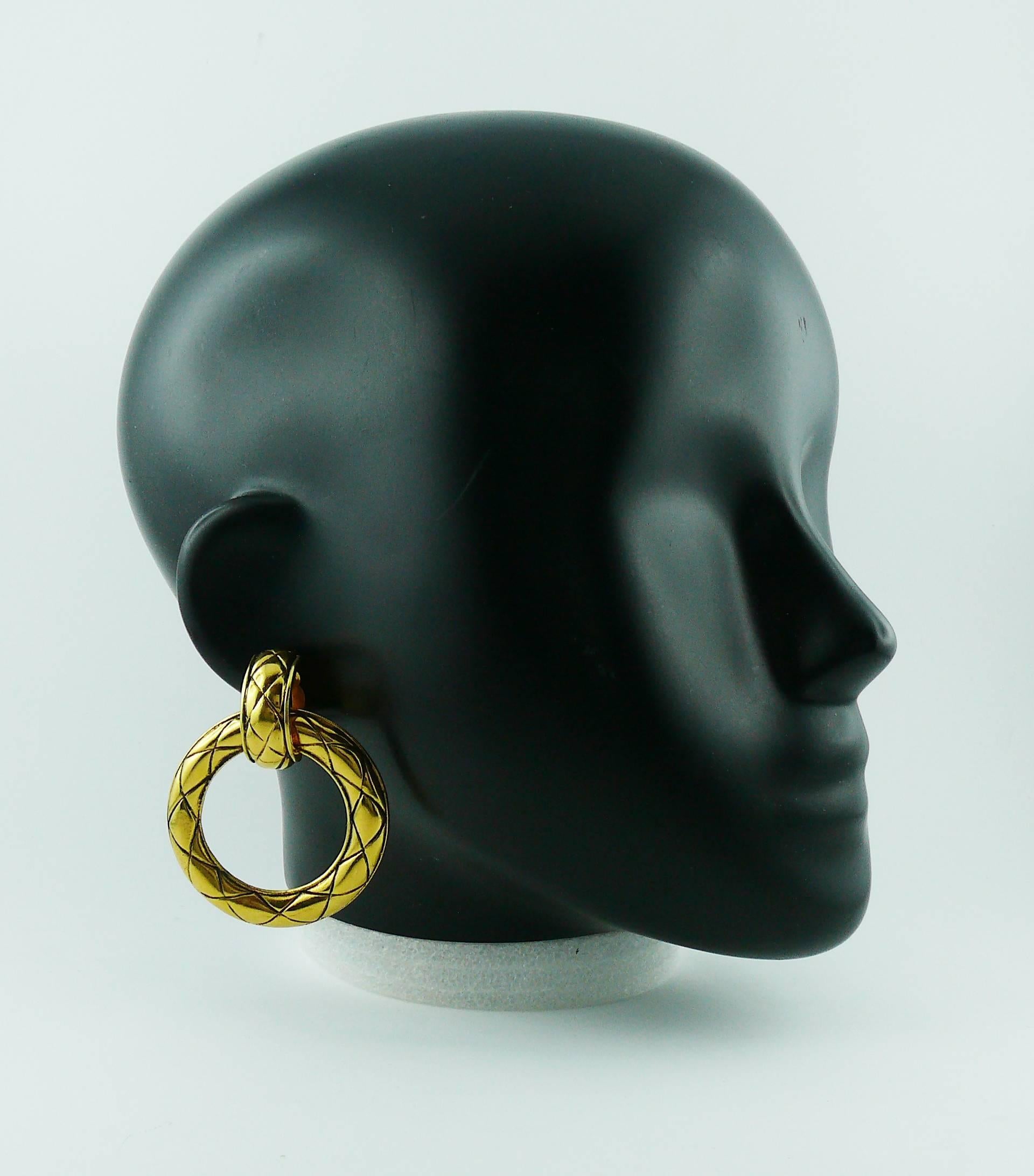 CHANEL vintage classic gold tone with black patina quilted hoop earrings (clip-on).

Can be worn two ways.

Marked CHANEL Made in France.

Indicative measurements : height approx. 5.8 cm (2.28 inches) / max. diameter approx. 4.9 cm (1.93