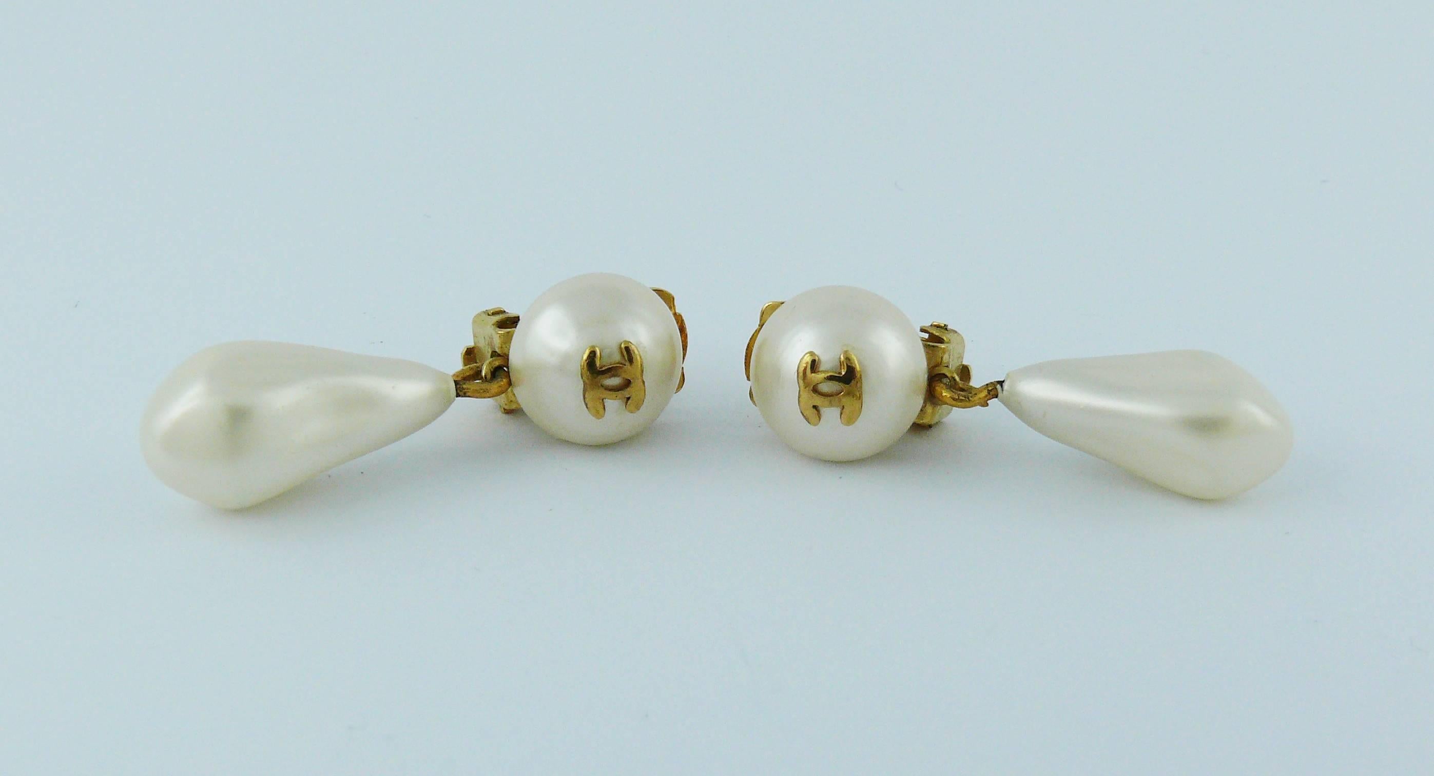 Chanel Vintage Faux Pearl Dangling CC Earrings In Good Condition In Nice, FR