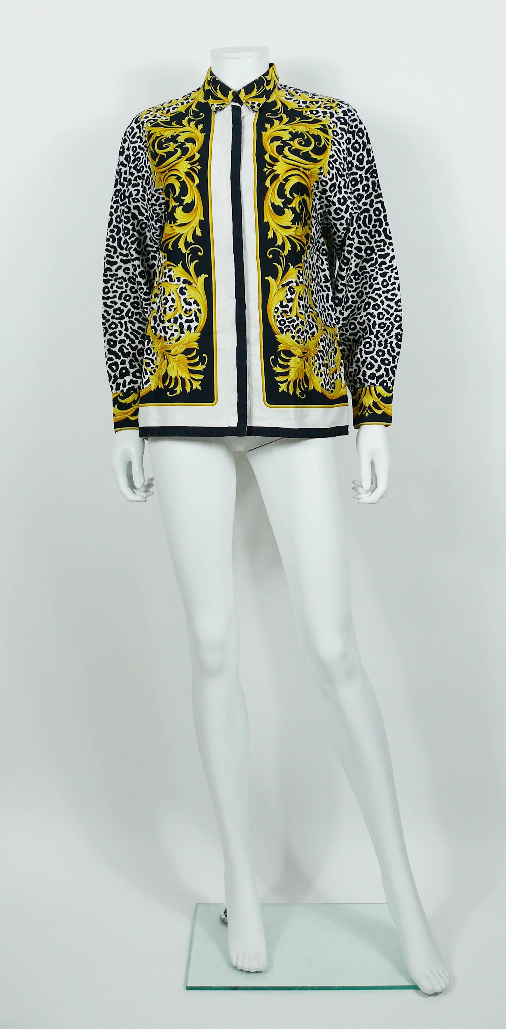 GIANNI VERSACE Vintage 1990er Jahre Barockes Baumwollhemd mit Leopardenmuster.

Auf dem Label steht VERSACE Classic V2.
Hergestellt in Italien.

Auf dem Größenetikett steht: 42 (Italienisch).
Bitte beachten Sie die Maße.

Auf dem Etikett steht: 100%