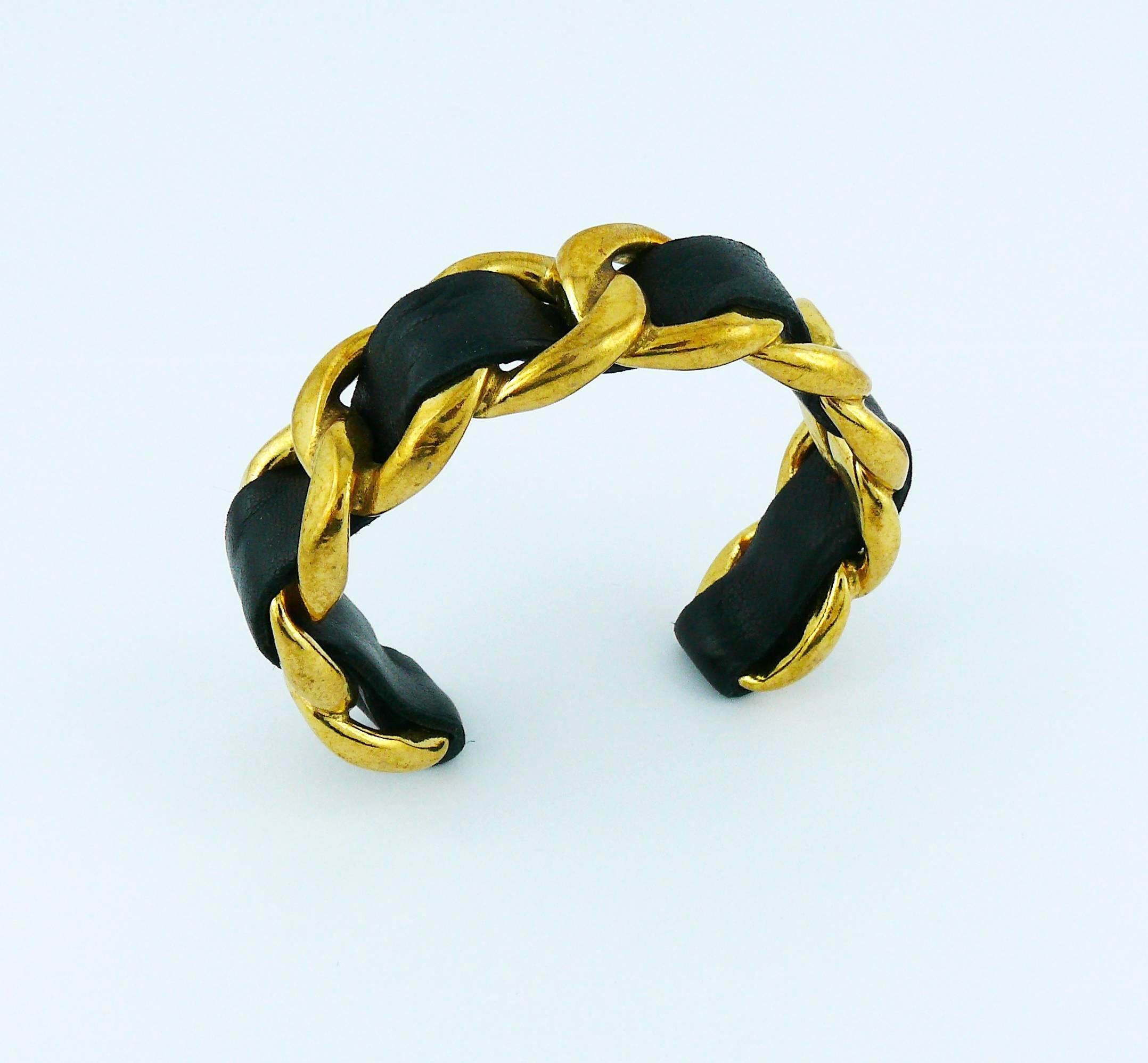 Chanel Vintage 1990 Iconic Chain and Leather Cuff Bracelet In Good Condition For Sale In Nice, FR
