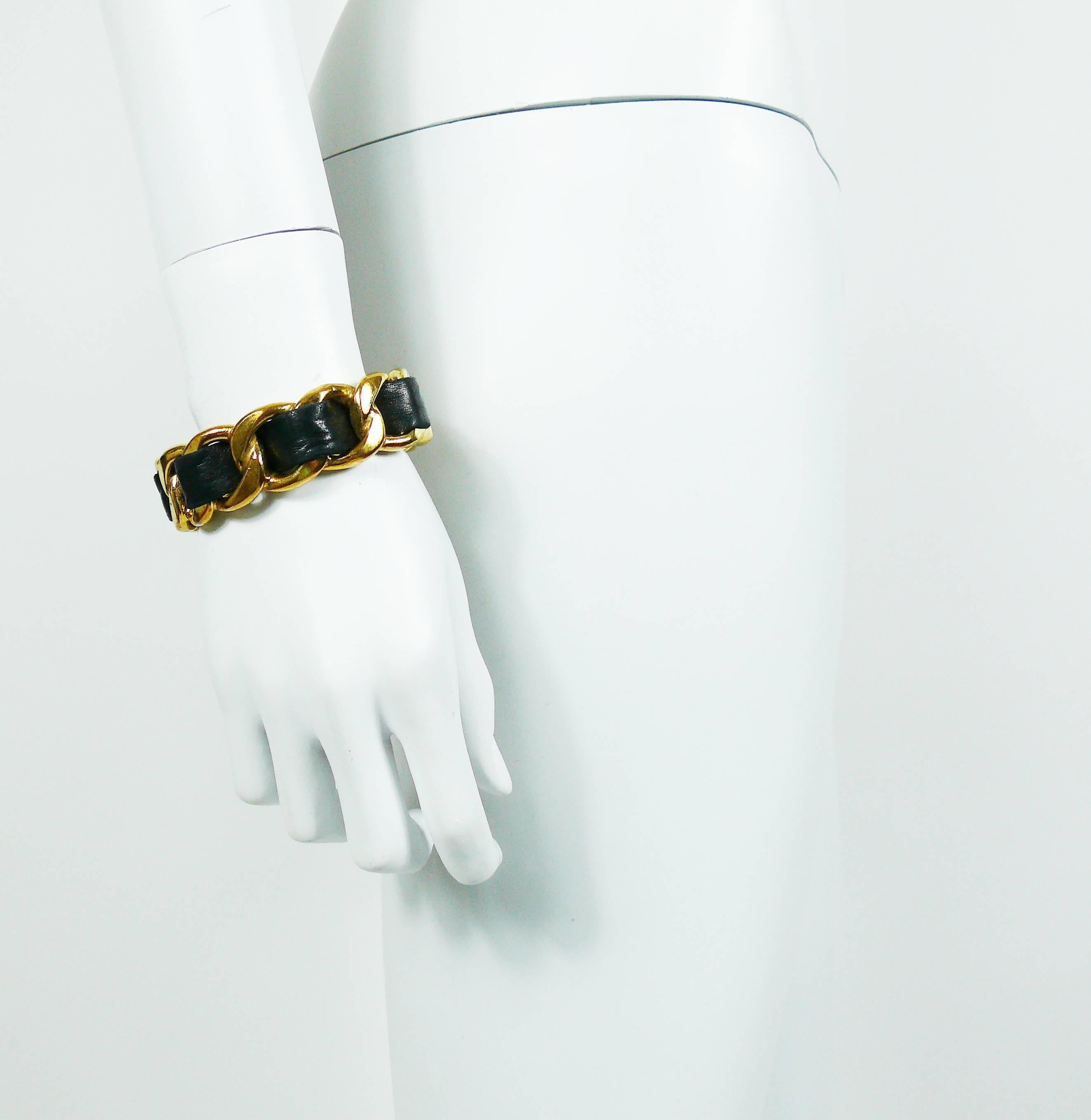 CHANEL vintage 1990 iconic gold toned curb chain and black leather cuff bracelet.

Marked CHANEL 2 5 Made in France.
Collection n°25 : 1990.

Indicative measurements : inner circumference approx. 20.42 cm (8.04 inches) / width approx. 2.1 cm (0.83
