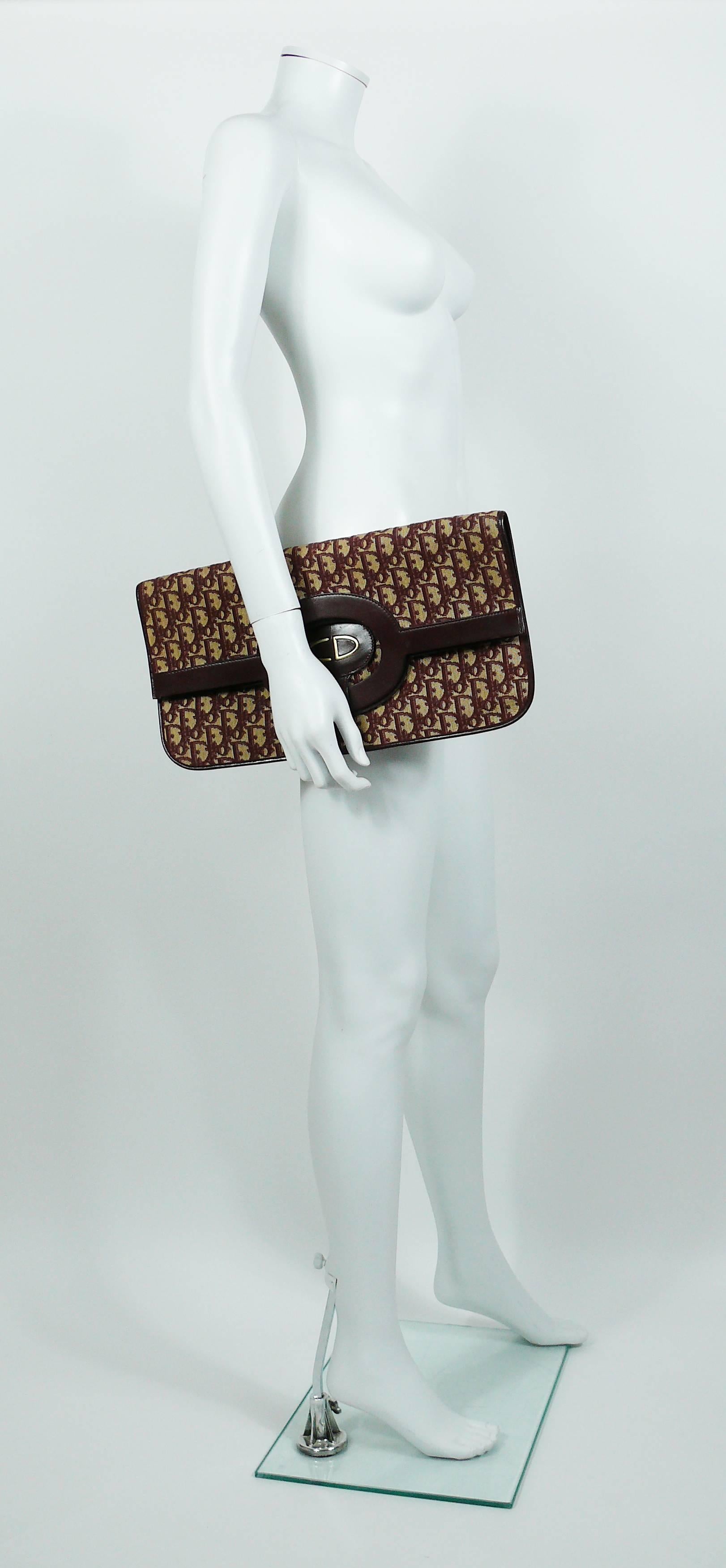 CHRISTIAN DIOR iconic vintage bag featuring burgundy monogram canvas on a off-white background, brown leather and gold toned CD monogram.

Can be worn as a clutch or tote bag.

Marked CHRISTIAN DIOR Made in France.

Indicative measurements : total