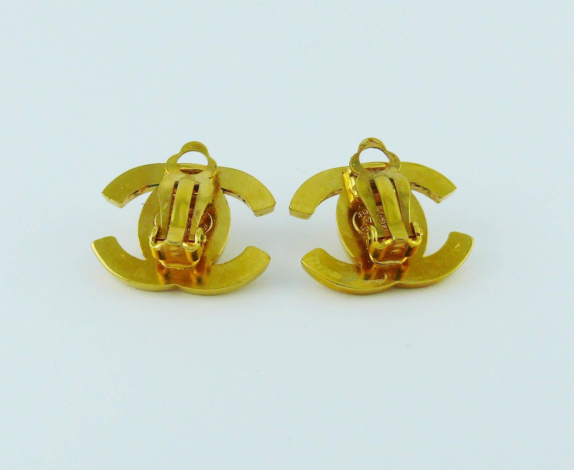 Chanel Vintage Gold Toned Turn Lock Clip-On Earrings Spring/Summer 1996 In Excellent Condition In Nice, FR