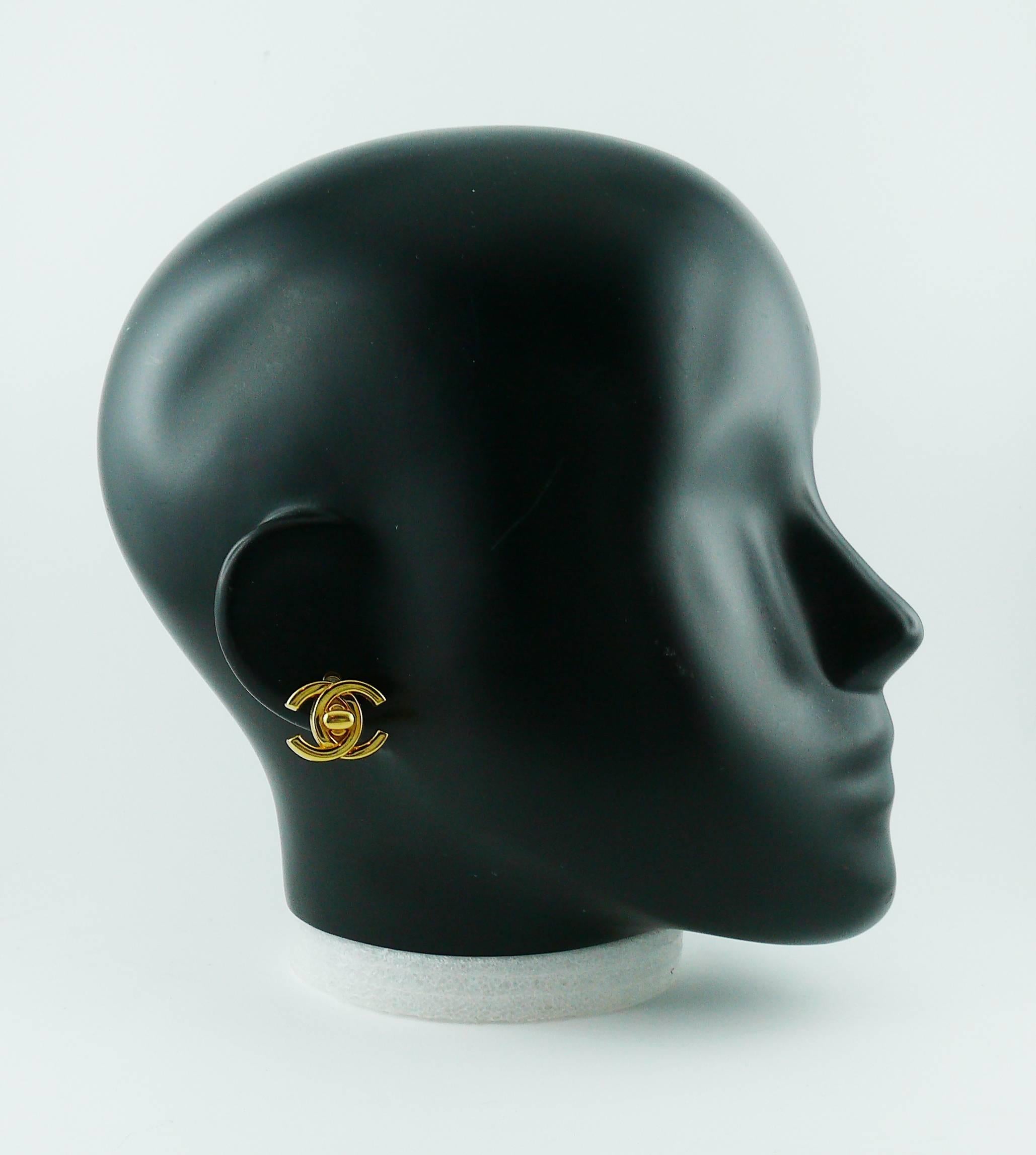 CHANEL vintage iconic gold toned "turn lock clasp" clip-on earrings.

Interlocking CC logo with turn lock clasp at center.

Spring/Summer collection 1996.

Marked CHANEL 96 P Made in France.

Indicative measurements : length approx. 1.7 cm