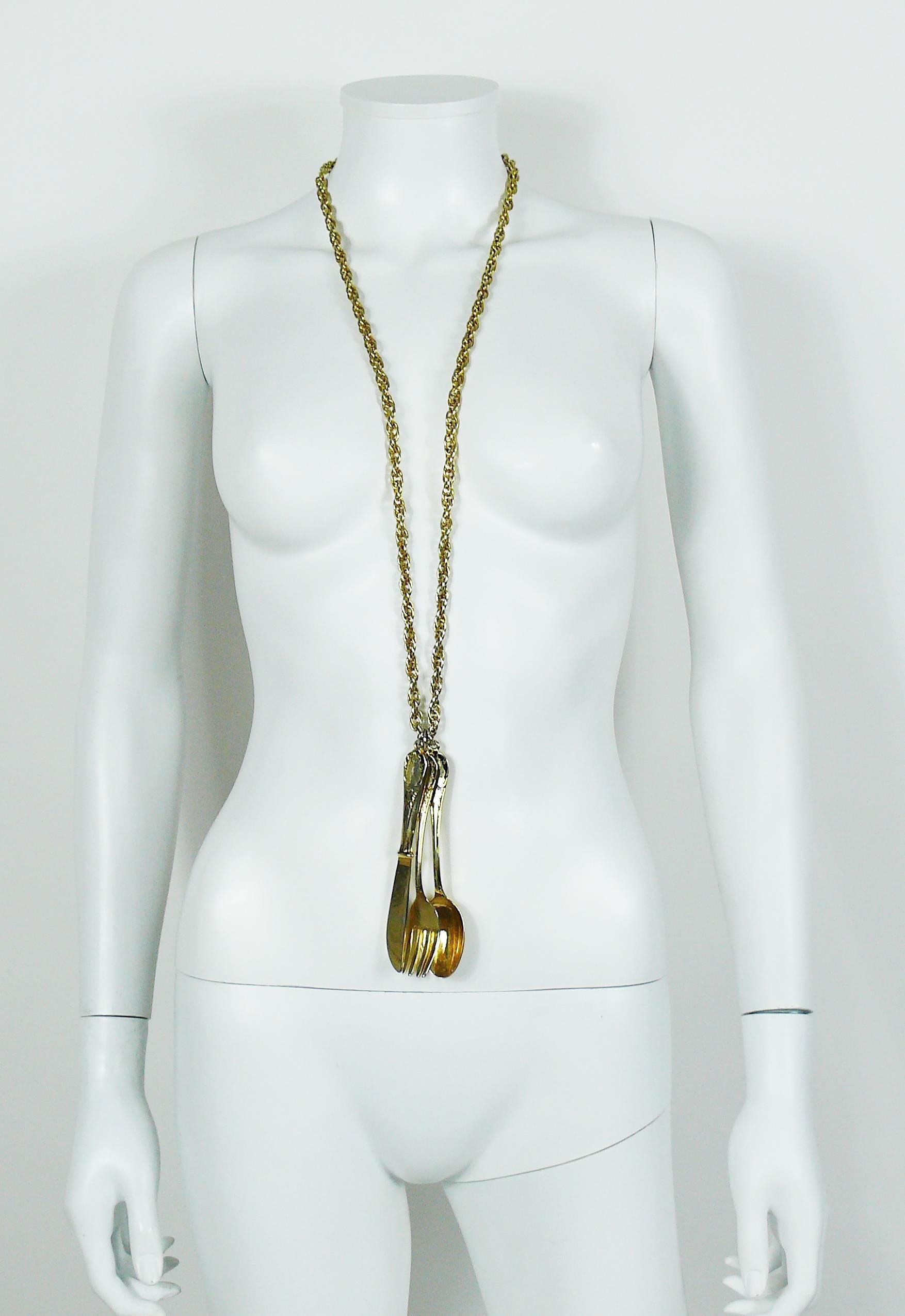 MOSCHINO vintage iconic 1989 gold toned with antique patina cutlery dinner sautoir necklace and spoon brooch set.

A very rare find from FRANCO MOSCHINO era.

All pieces embossed MOSCHINO.

NECKLACE indicative measurement : chain total length