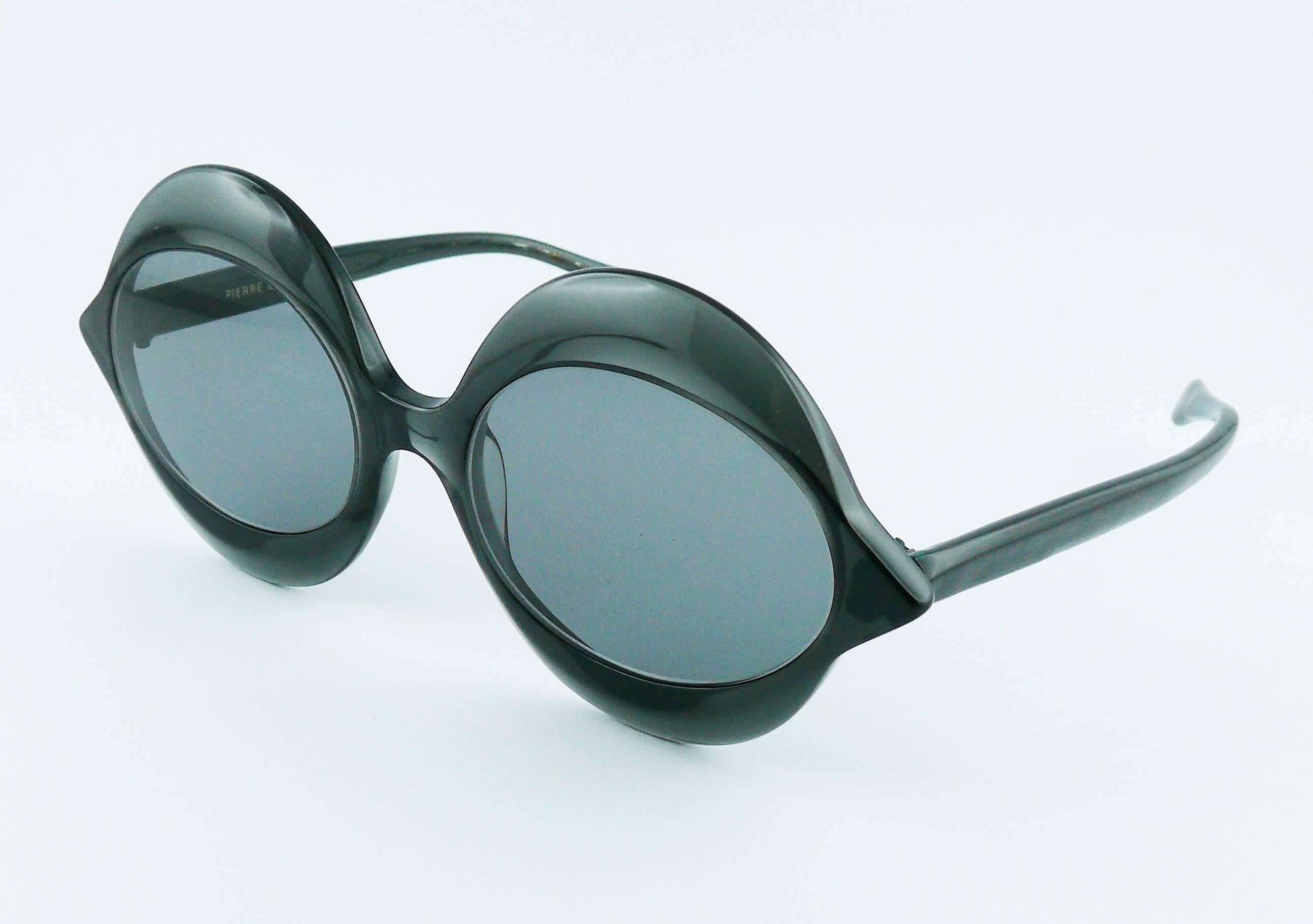 Pierre Cardin Vintage Iconic Kiss Black Sunglasses In Good Condition In Nice, FR