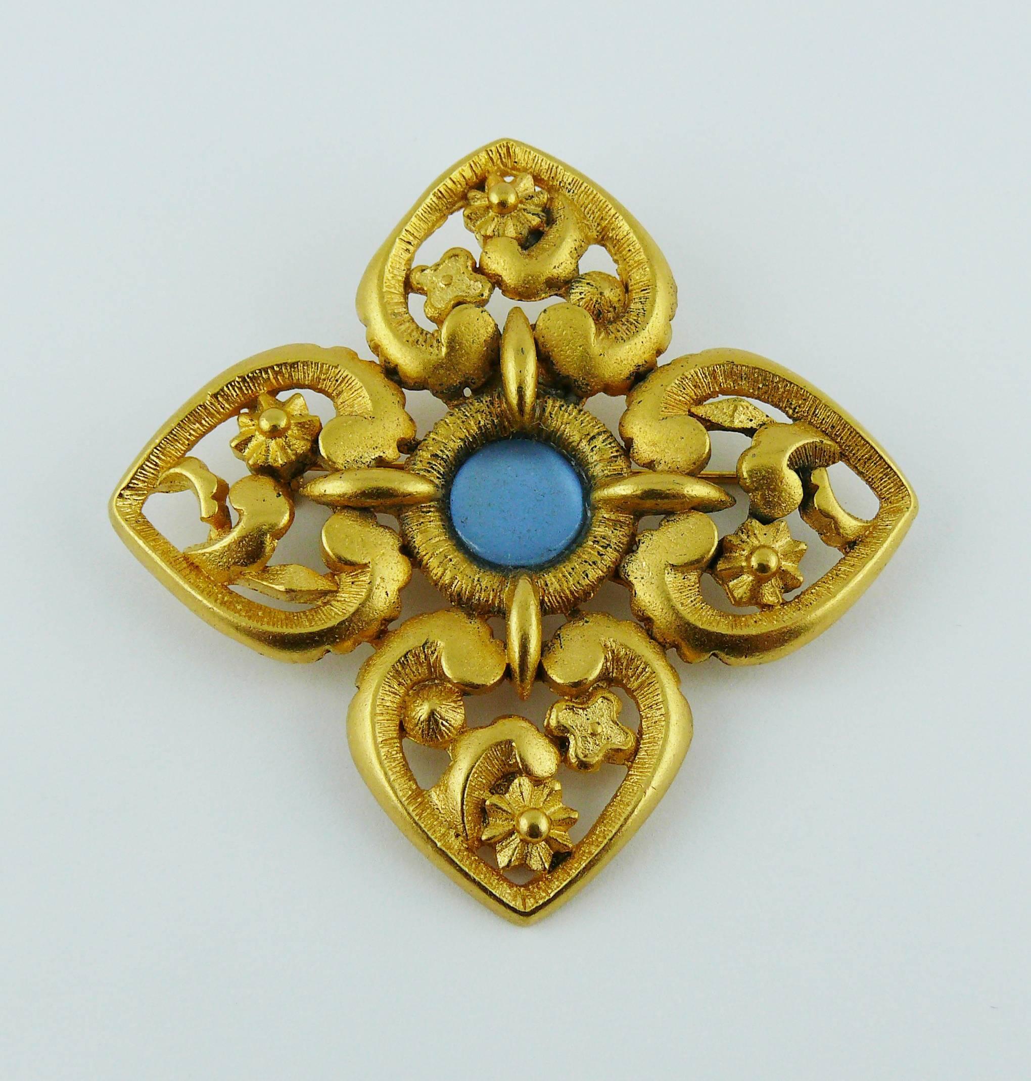 LANVIN vintage lot of two brooches.

Gold toned openwork stylized flower featuring a blue resin cabochon.
Embossed LANVIN Parfums.
Excellent condition (black casting residues throughout, especially on reverse / see photos).
Indicative measurements :