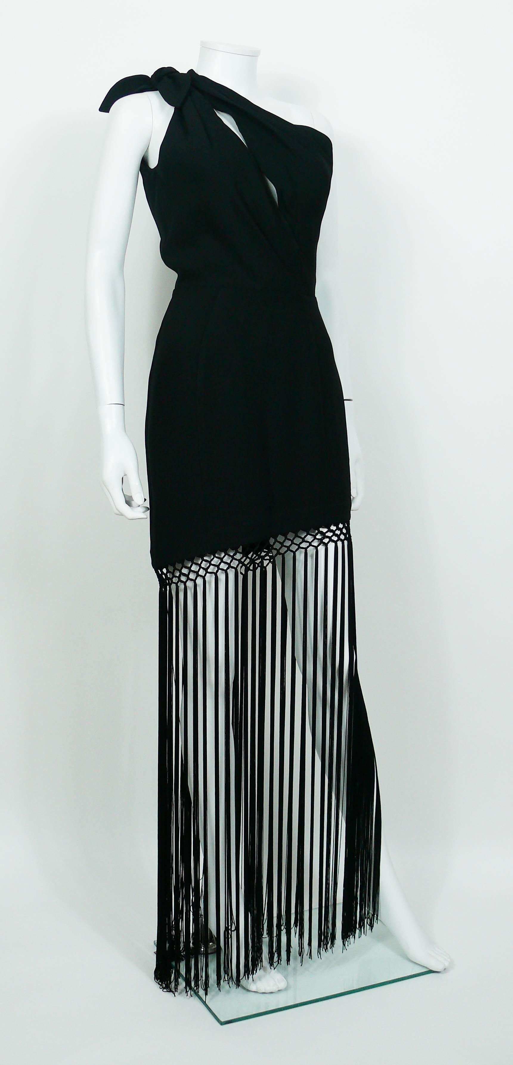 THIERRY MUGLER Vintage prächtiges schwarzes Fransenkleid mit einer Schulter.

Dieses Kleid hat folgende Eigenschaften:
- Schleifendetail und Druckknopfverschluss an der rechten Schulter.
- Ausgeschnittene Details auf Brust und Rücken.
- Langes