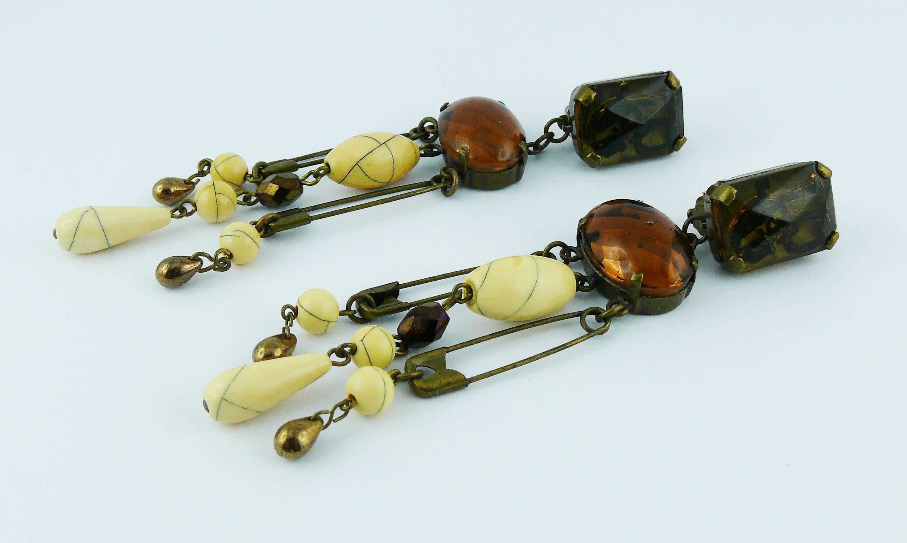 JEAN PAUL GAULTIER vintage rare punk safety pin shoulder duster dangling earrings (clip-on) featuring resin cabochons and beads in a bronze toned setting.

JPG inlaid initials on top part.

Marked JPG on the reverse.

Indicative measurements :