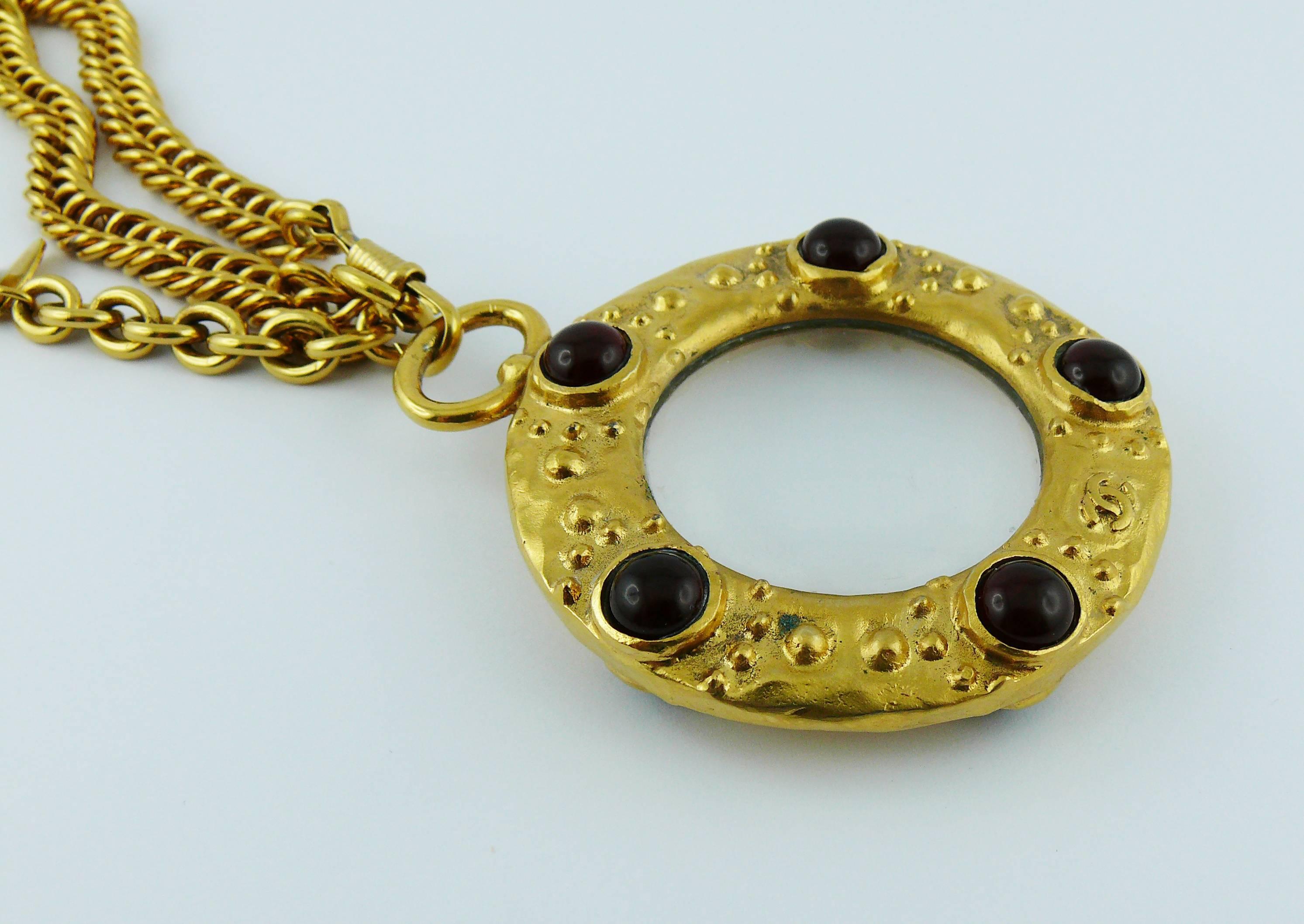 Chanel Vintage Gold Toned and Ruby Gripoix Magnifying Glass Pendant Necklace In Excellent Condition In Nice, FR