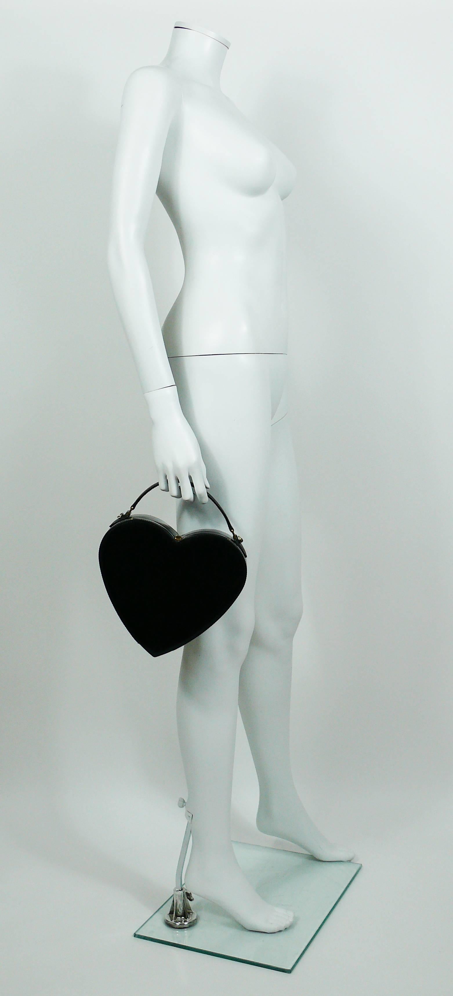 MOSCHINO Vintage seltene ikonische schwarze Lackleder Herz Tasche. 

Diese Tasche hat folgende Eigenschaften: 
- Herzförmiger:: fester Körper aus schwarzem Lackleder. 
- Verwandelbar: Henkel oben und Umhängetasche (passender Riemen). 
-
